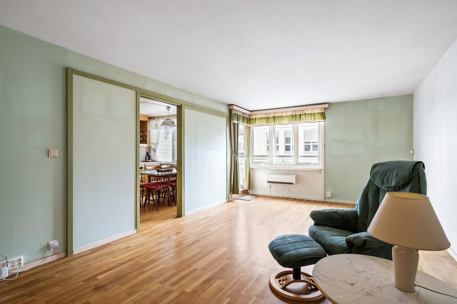 Velkommen til Sofienberggata 44 - en flott 3-romsleilighet med moderniseringsbehov. En spennende mulighet for deg som ønsker å sette ditt eget preg på leiligheten. Herlig, solrik balkong og heisadkomst til 5. etasje. Galleribilde