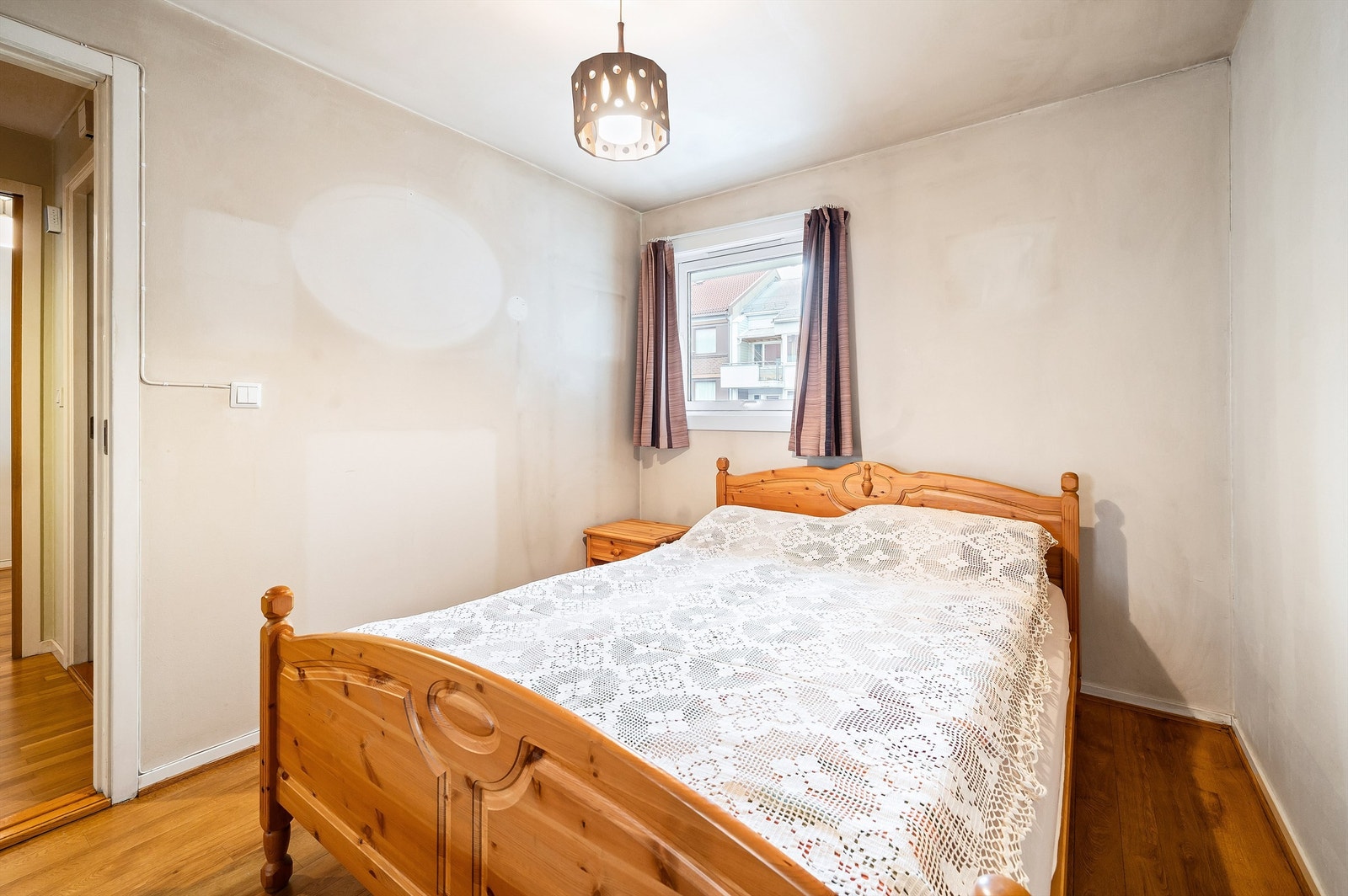 Rommet vender i sin helhet mot rolig bakgård. Galleribilde