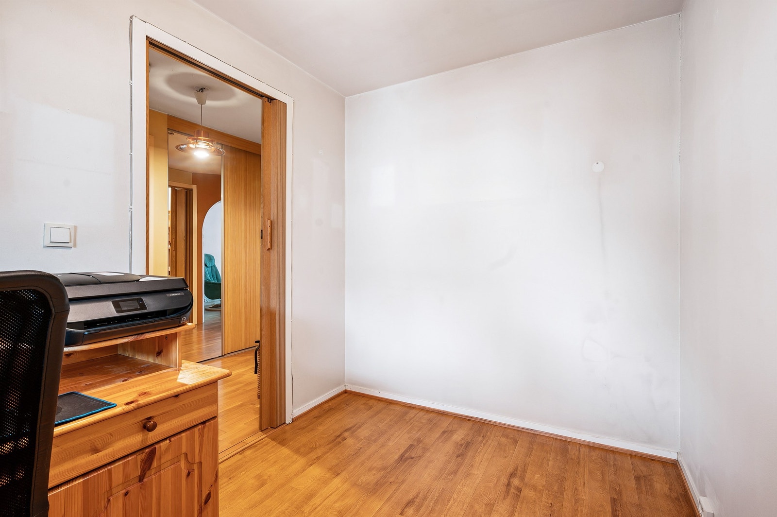 Dette rommet har også plass til dobbeltseng, nattbord og ønsket oppbevaring. Galleribilde