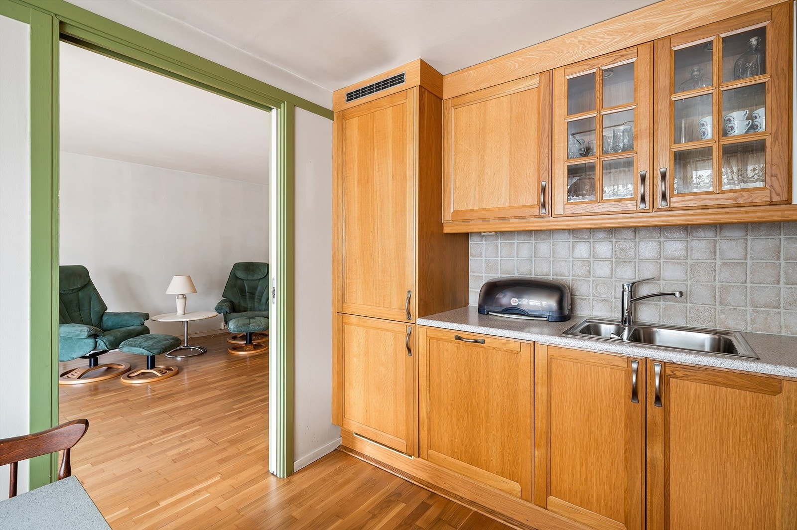 Integrerte løsninger med kjøleskap, stekeovn, koketopp og oppvaskmaskin. Galleribilde