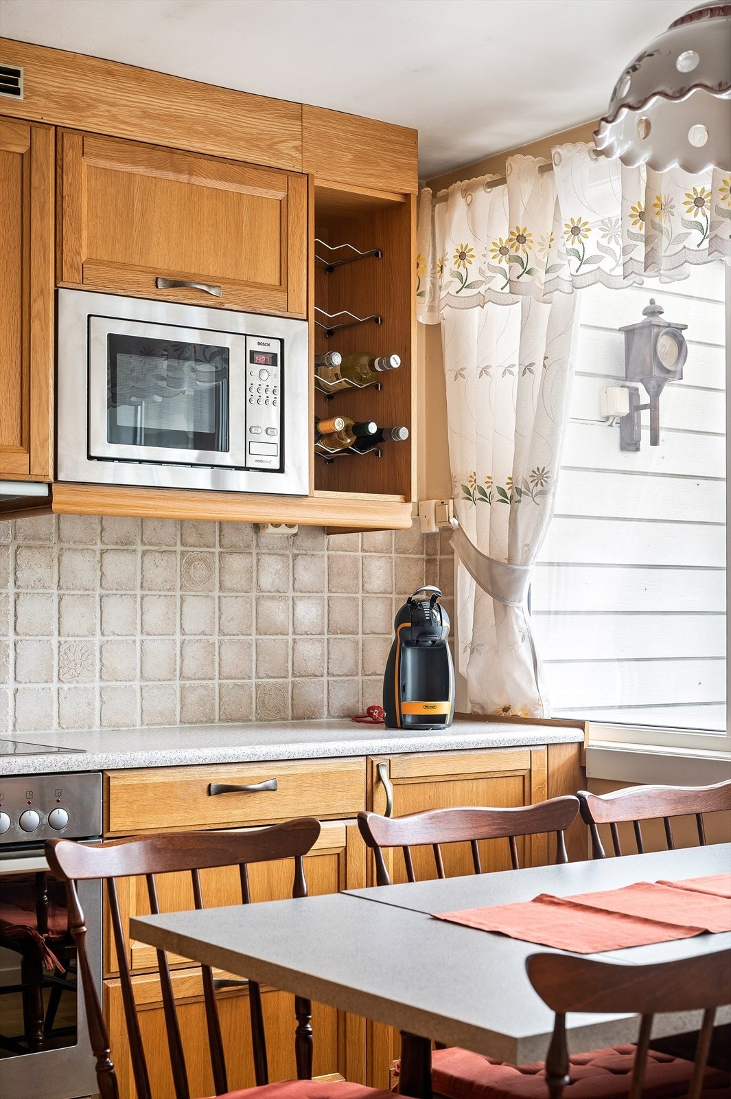 Det er fliser over benkeplaten, og installert belysning og stikkontakt over kjøkkenbenk. Galleribilde