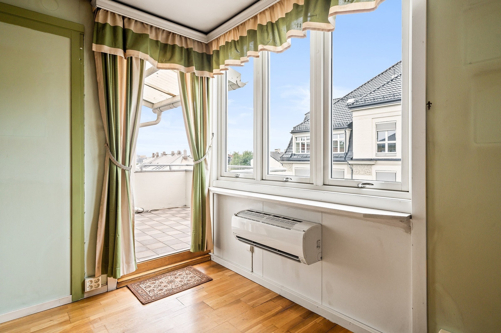 Leiligheten inneholder en stor stue med god plass til ønsket møblering, separat kjøkken, to soverom som begge vender mot bakgården, innvendig bod, et svært romslig bad og entré med gulvvarme, samt balkong. Galleribilde