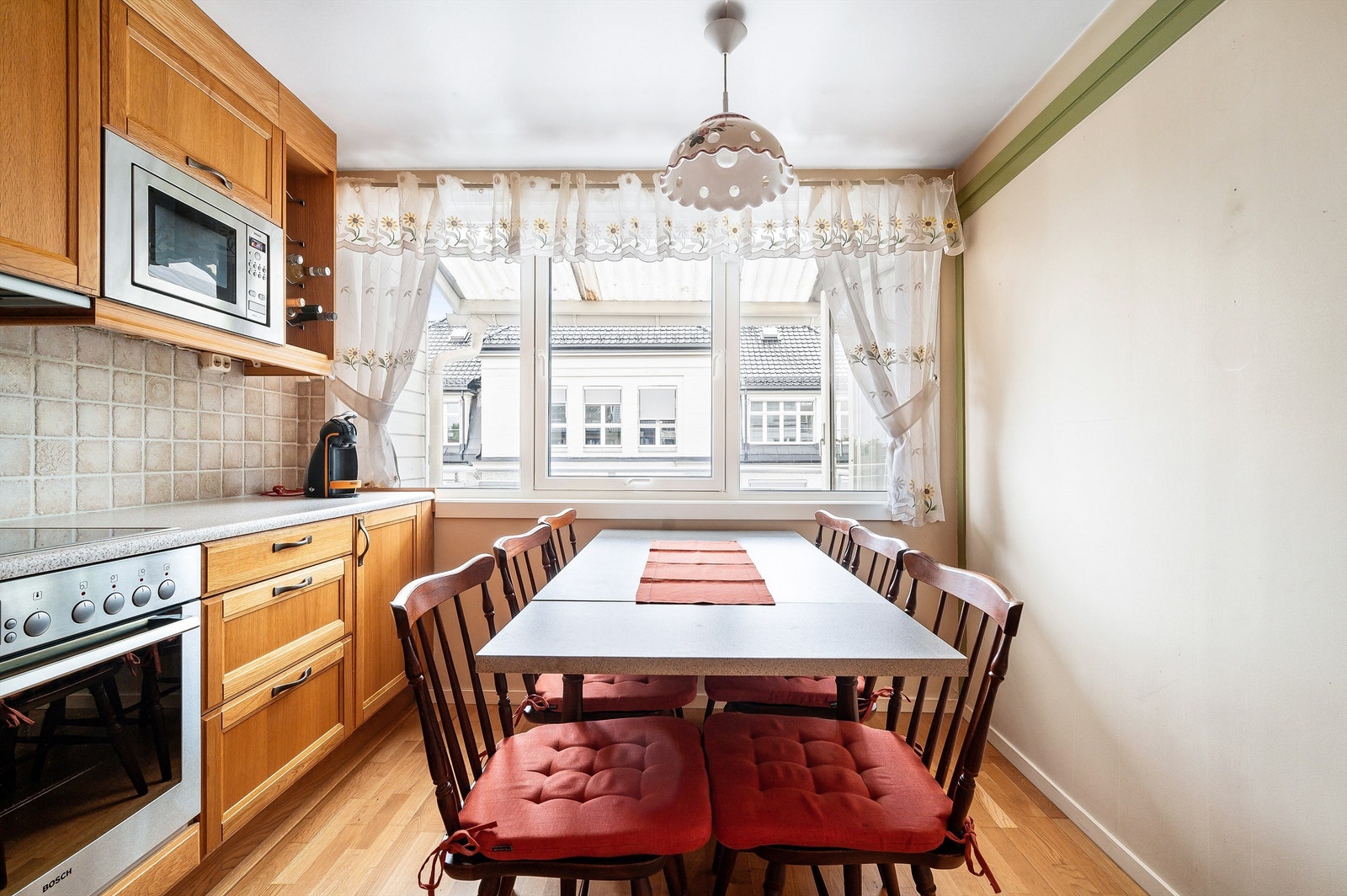 Kjøkkenet vender mot vest, og har god plass til spisebord foran vinduet! Flott utsyn fra 5. etasje av leiligheten. Galleribilde