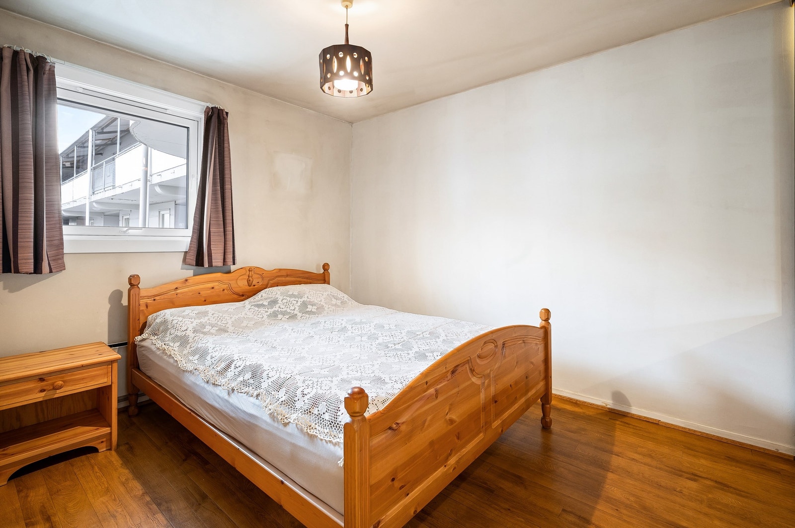 Hovedsoverom av god størrelse, med plass til dobbeltseng, nattbord og stor skyvedørsgarderobe. Galleribilde