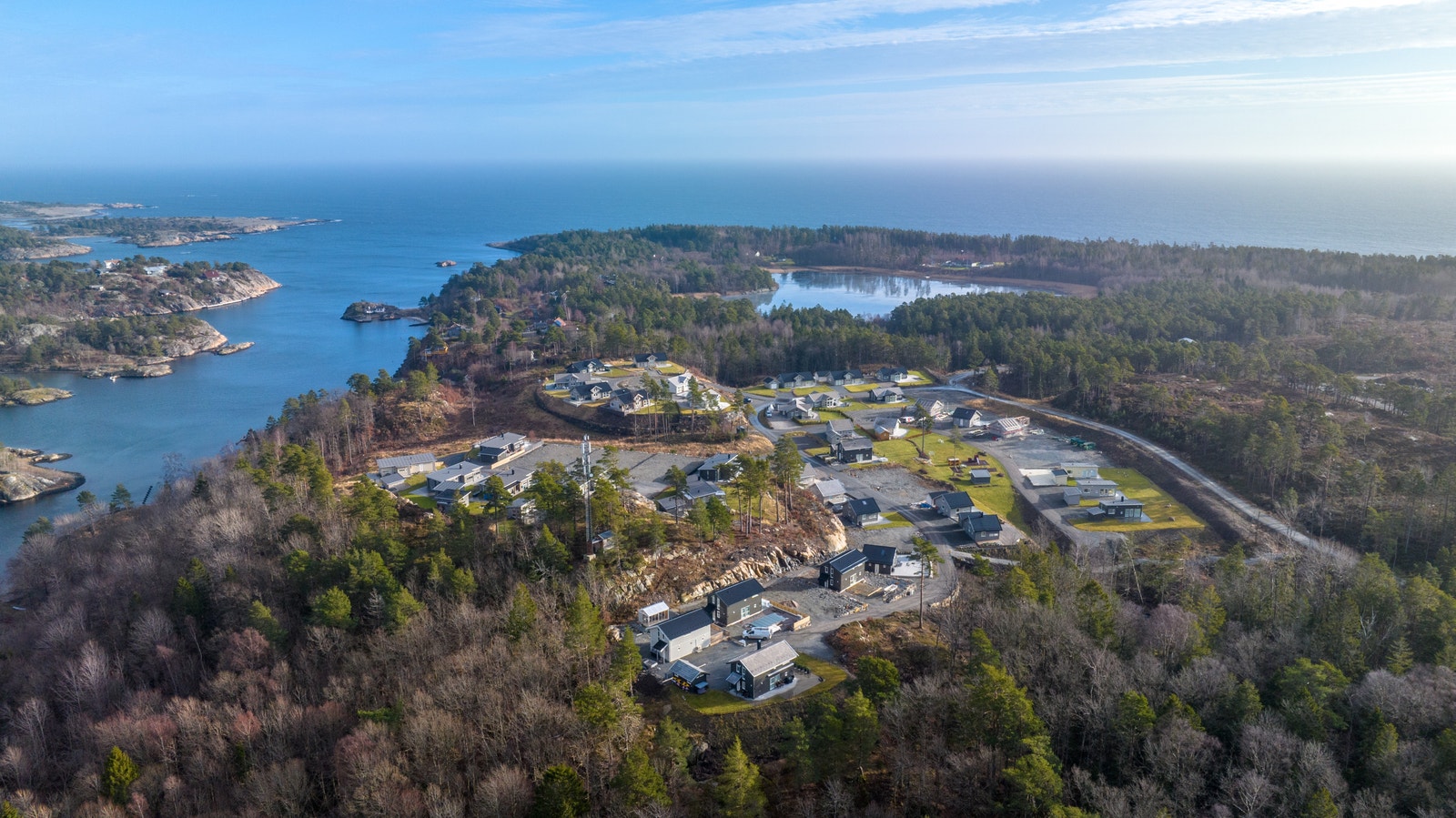 Alveberget er et romslig hyttefelt, tett på naturen og kun 15 min fra Arendal sentrum. Galleribilde