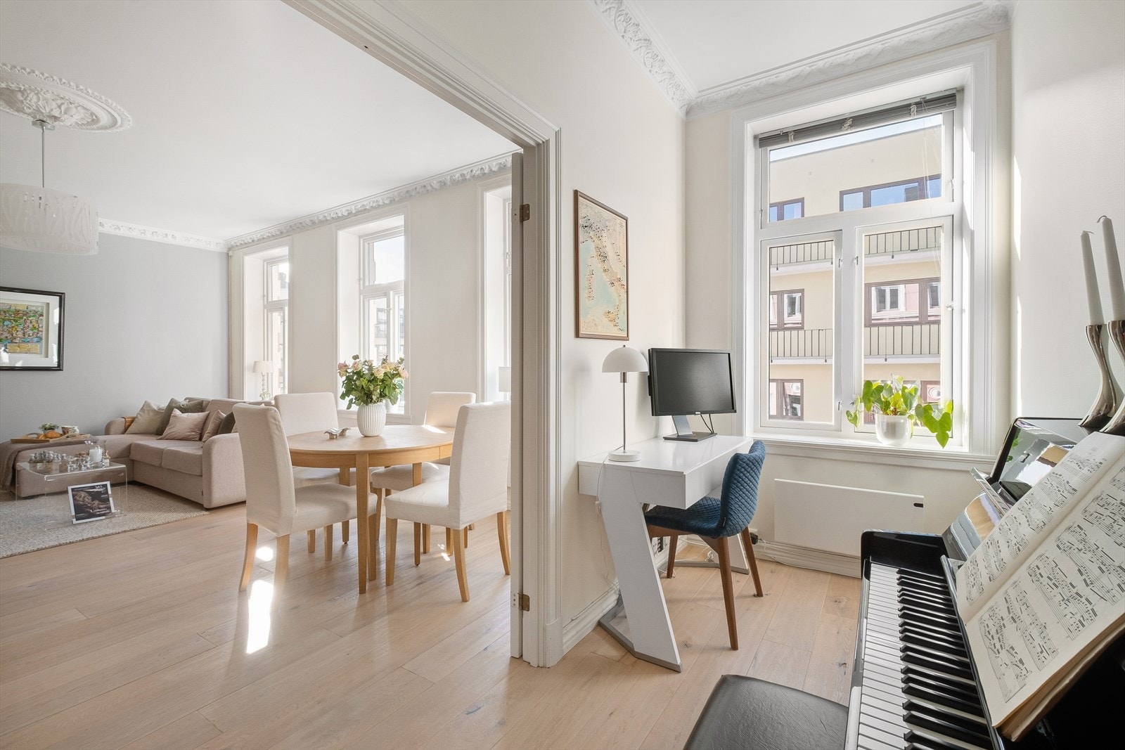 Det er i dag etablert et kontor/soverom i enden av stuen Galleribilde