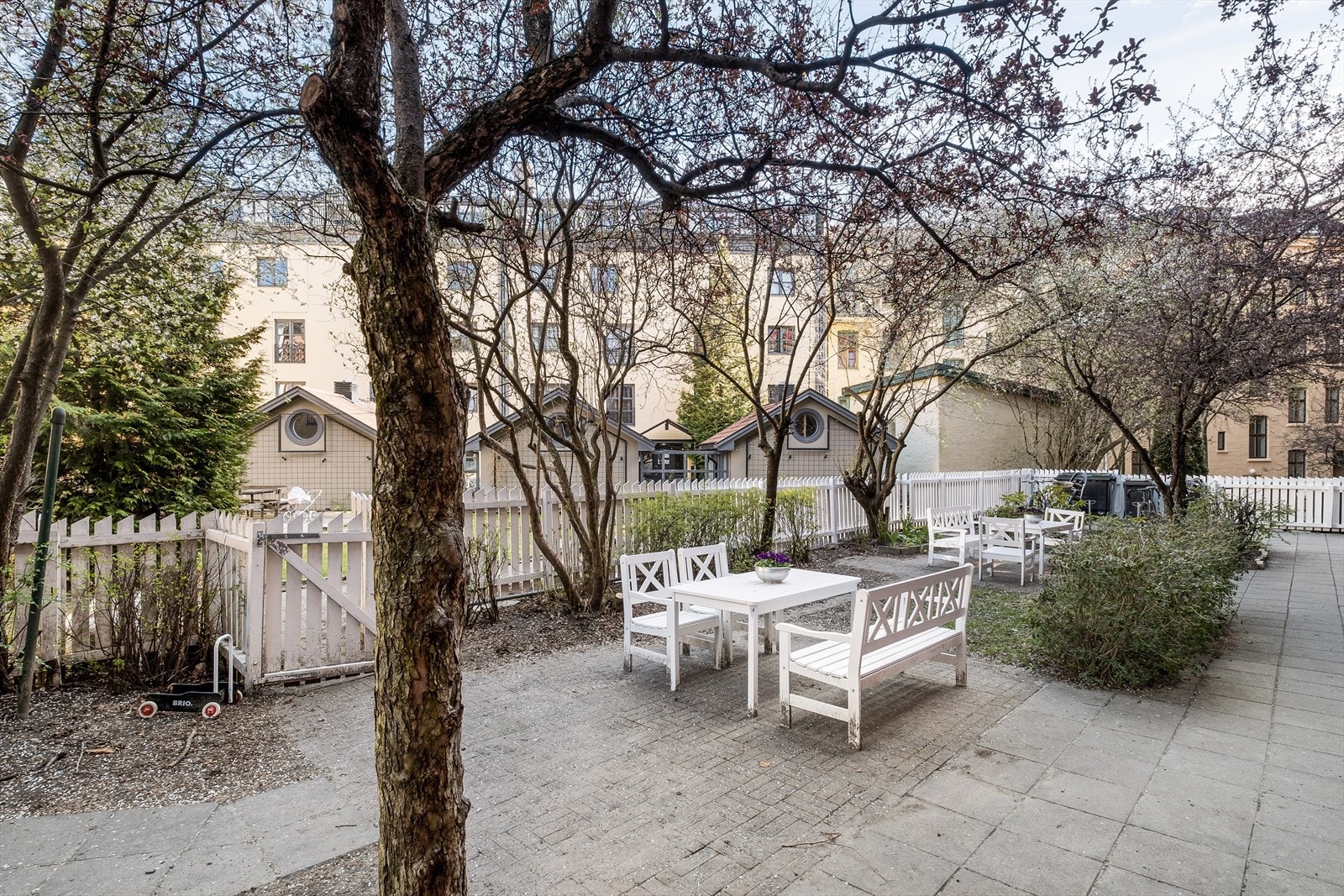 Trivelig bakgård Galleribilde