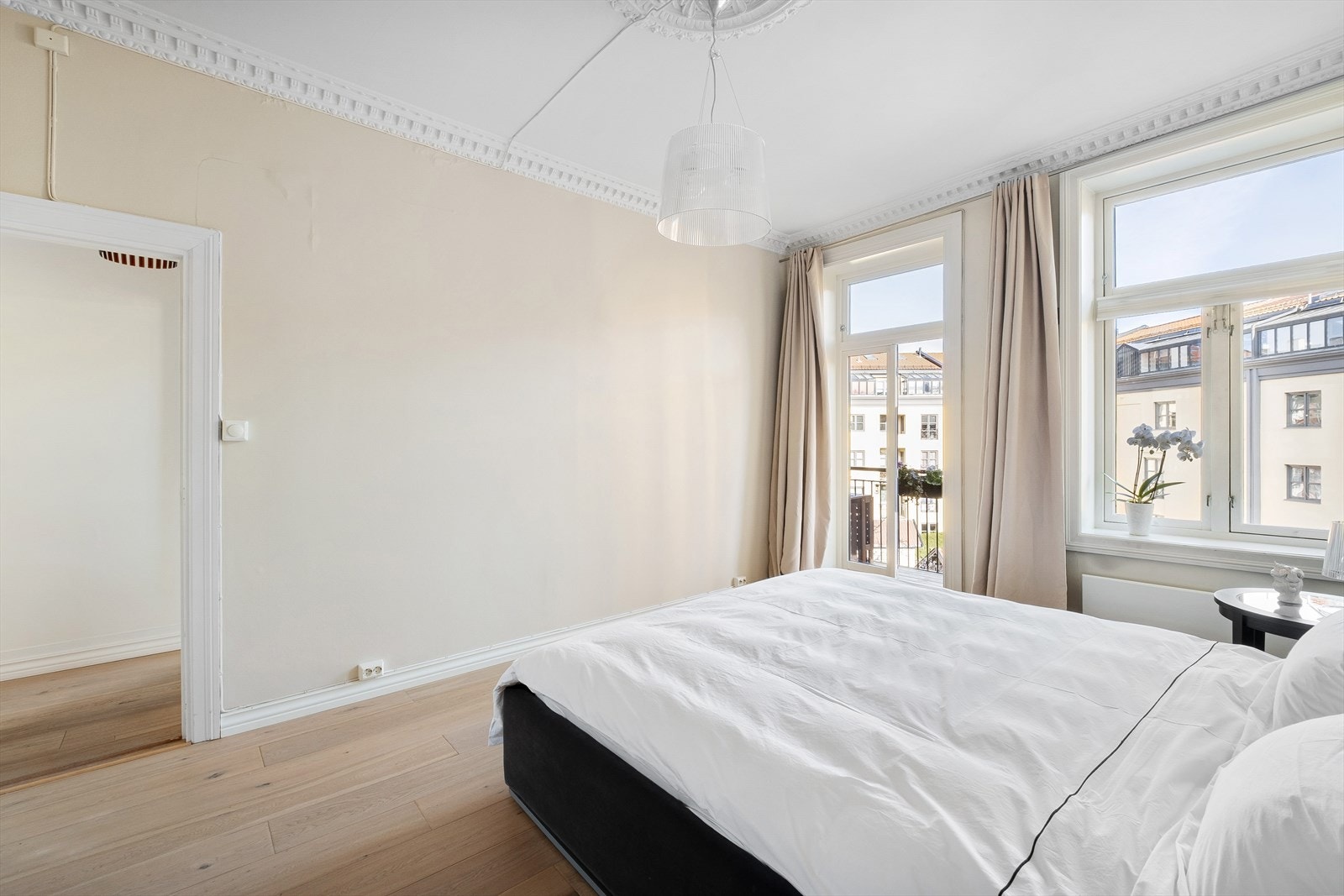 Boligen har to store soverom som har god plass til dobbeltseng og skap Galleribilde