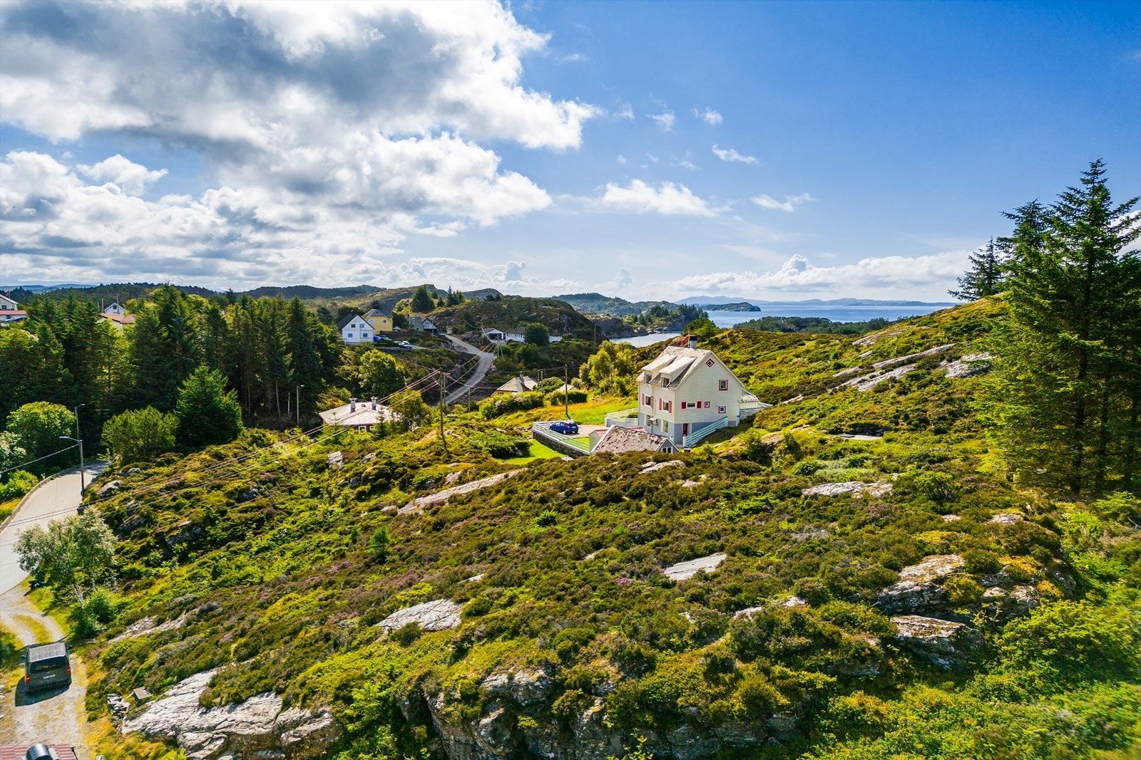 Til nærmeste bussholdeplass er det gangavstand på ca. 8 min. Galleribilde