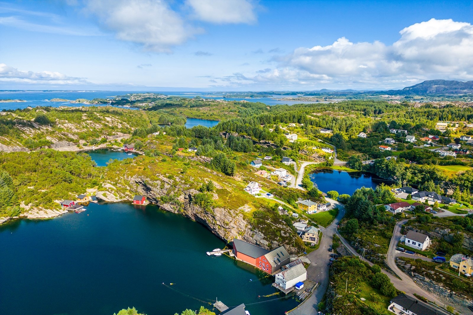 Tomten har nærhet til sjø og Skråmestø kai ligger like nedenfor. Galleribilde