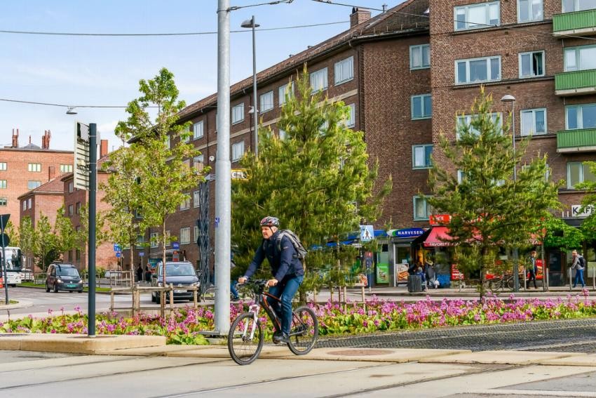 Rett ved Carl Berners plass, som er et knutepunkt for kollektivtrafikk og mange butikker Galleribilde