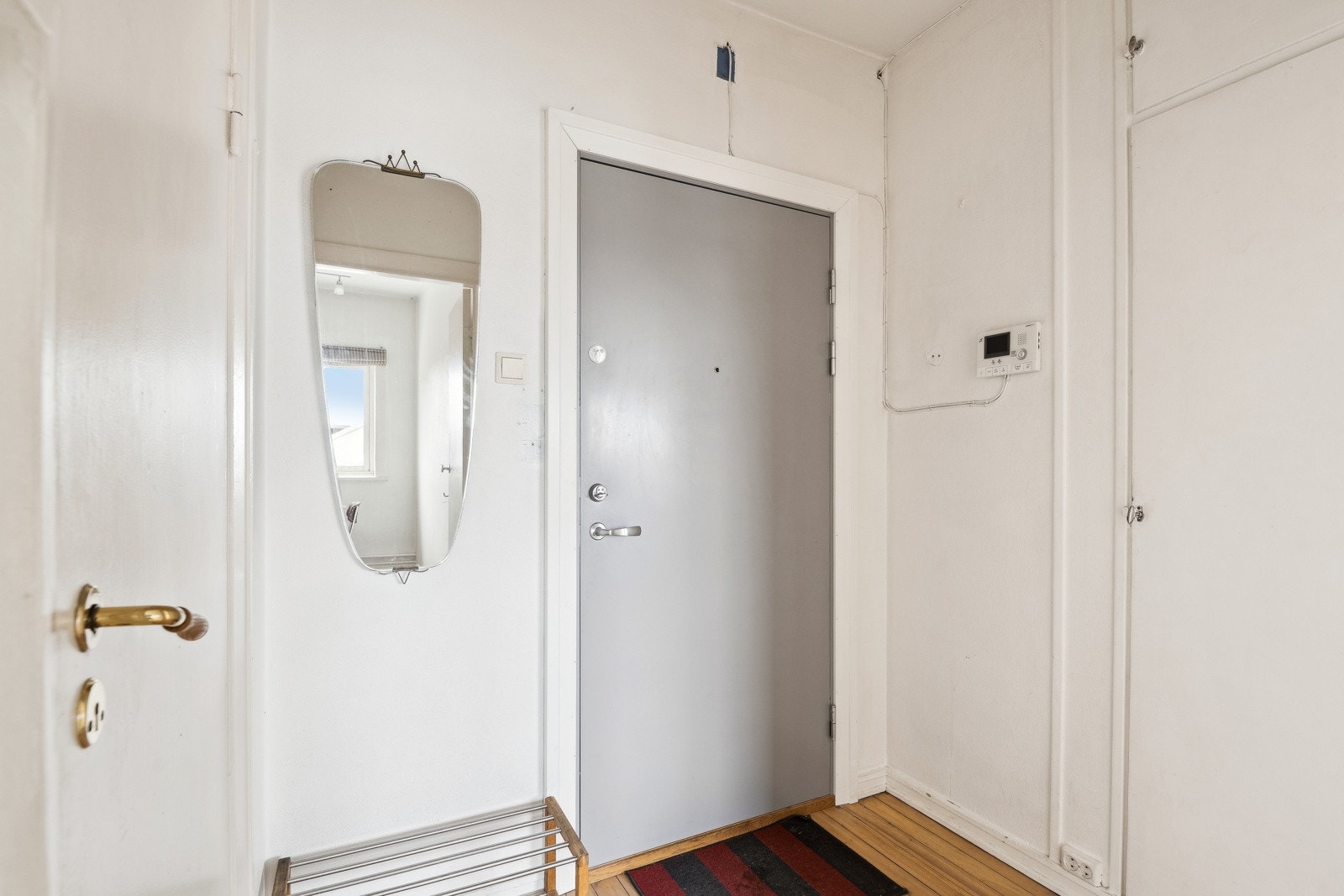 Fra entré med plassbygde skap Galleribilde