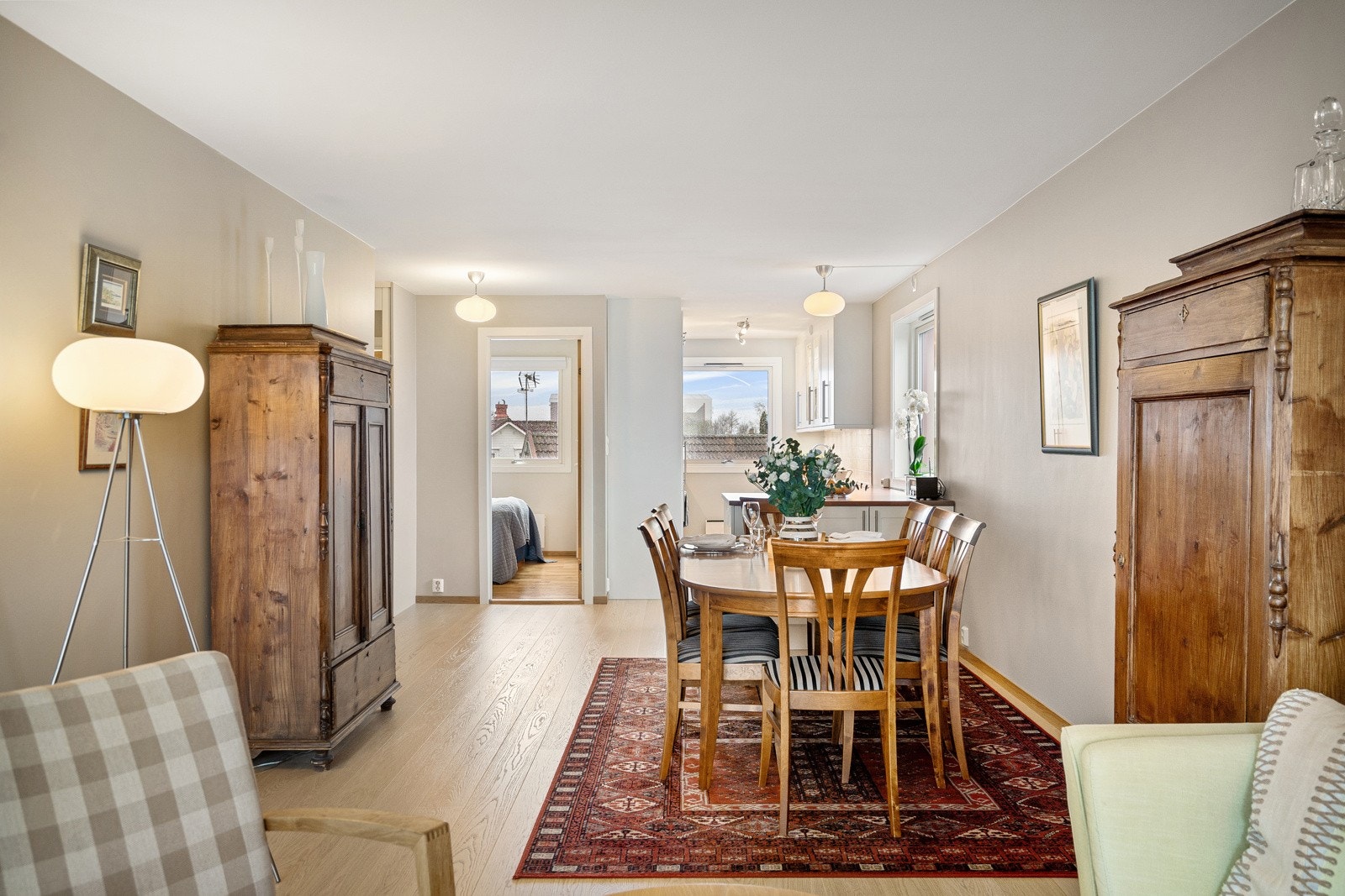 Stuen er meget romslig, her er det god plass til langbord for hyggelige lag Galleribilde