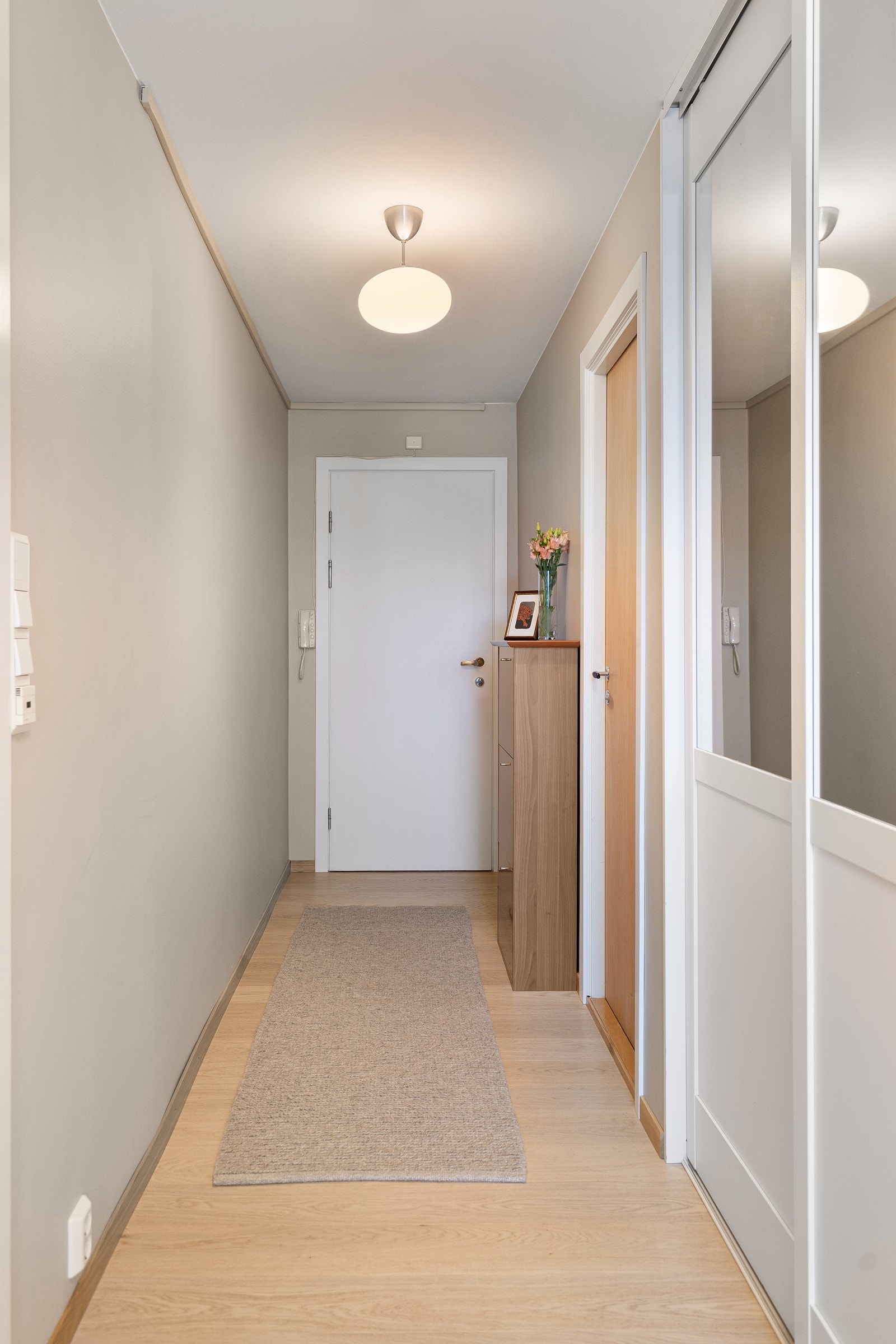 Det er plass til garderobeskap i entréen Galleribilde