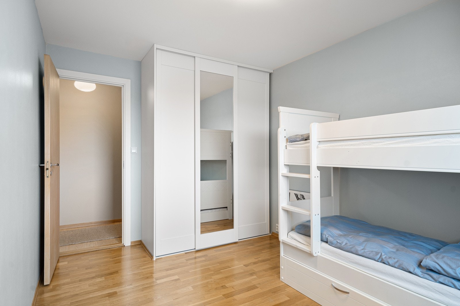 God plass til seng og garderobe Galleribilde