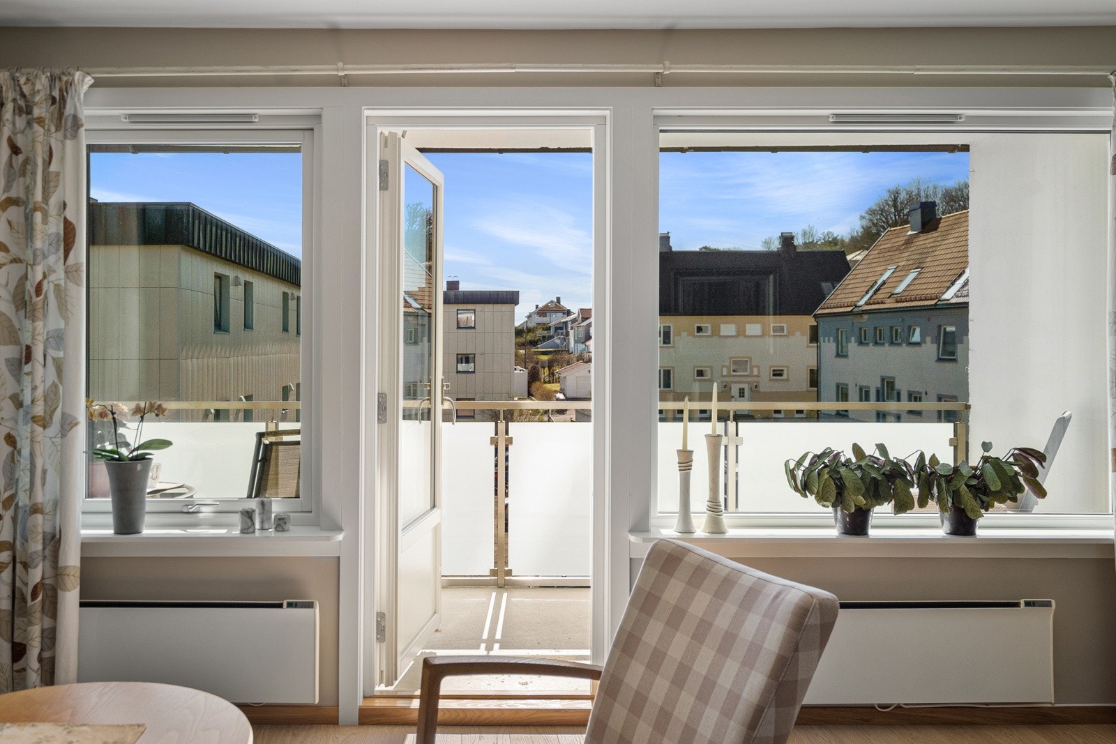 Utgang til solrik og flott balkong! Galleribilde