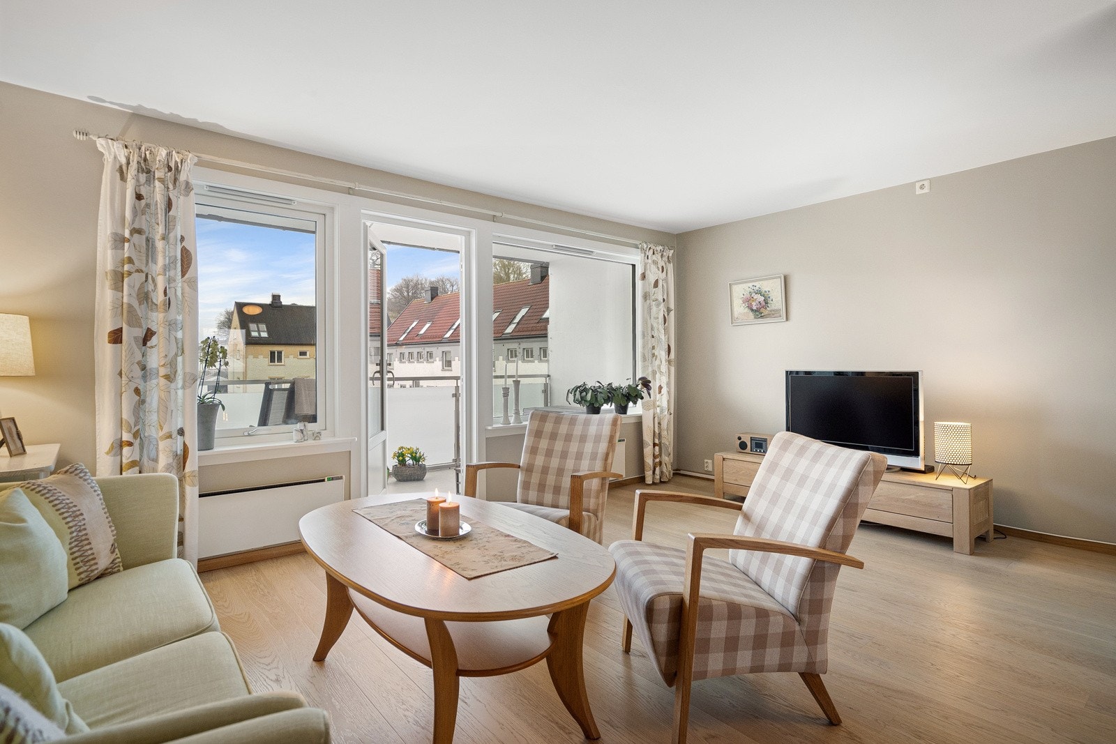 Boligen har vinduer fra 3 sider - Store vinduer slipper inn godt med naturlig lys Galleribilde