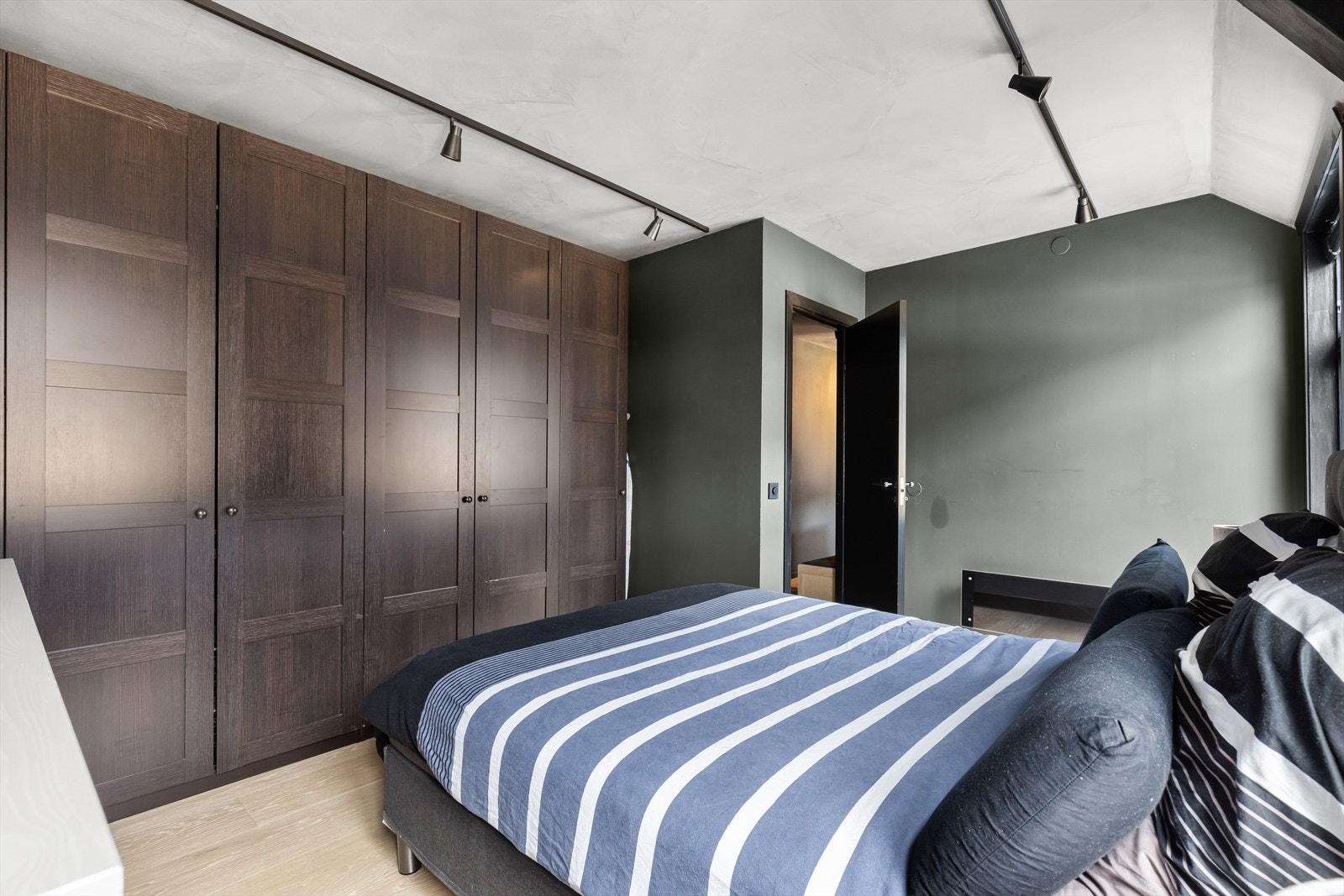 Rommet er malt i delikate farger og flott parkettgulv Galleribilde