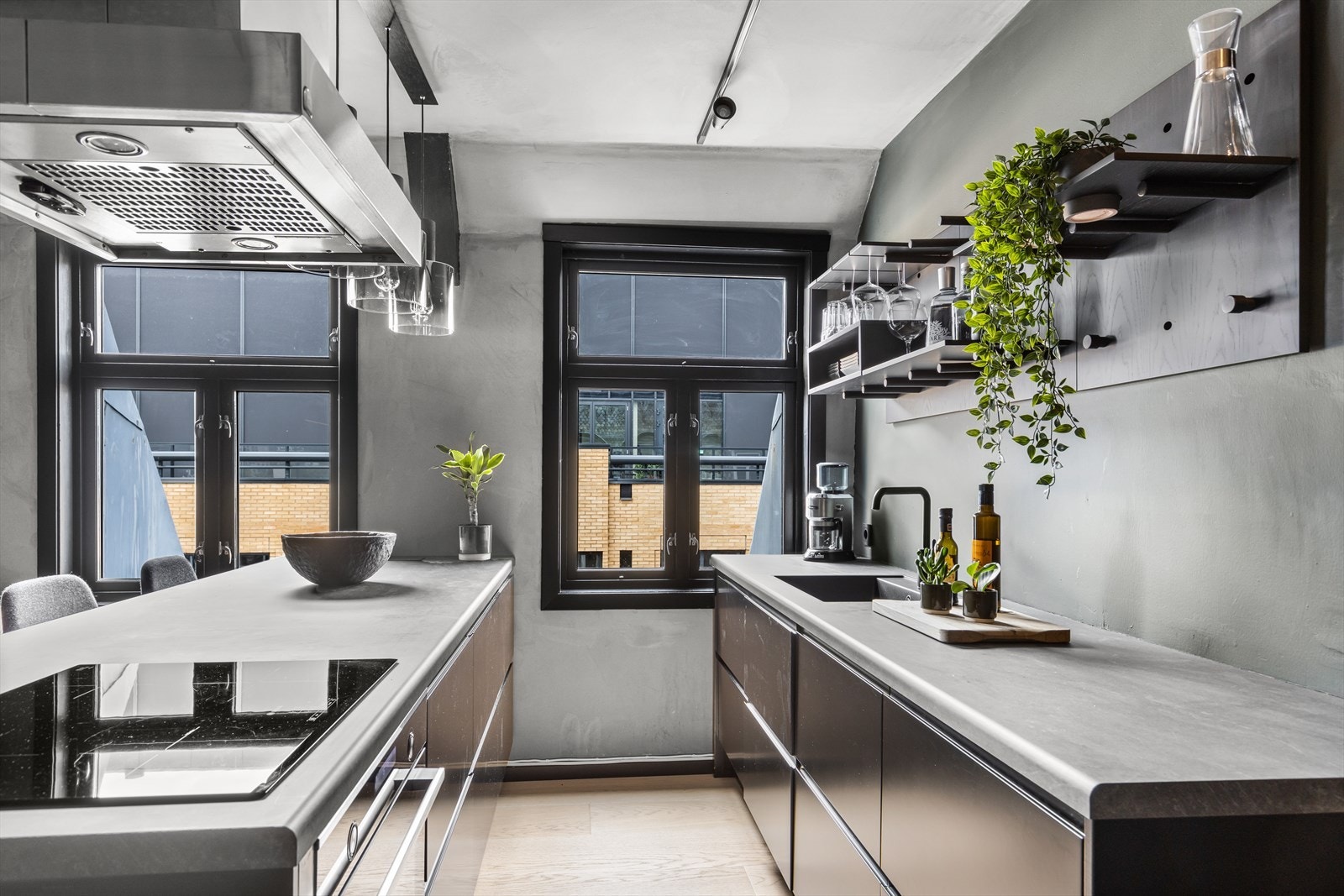 Kjøkkenet er utstyrt med integrert koketopp, stekeovn, oppvaskmaskin og kjøleskap Galleribilde