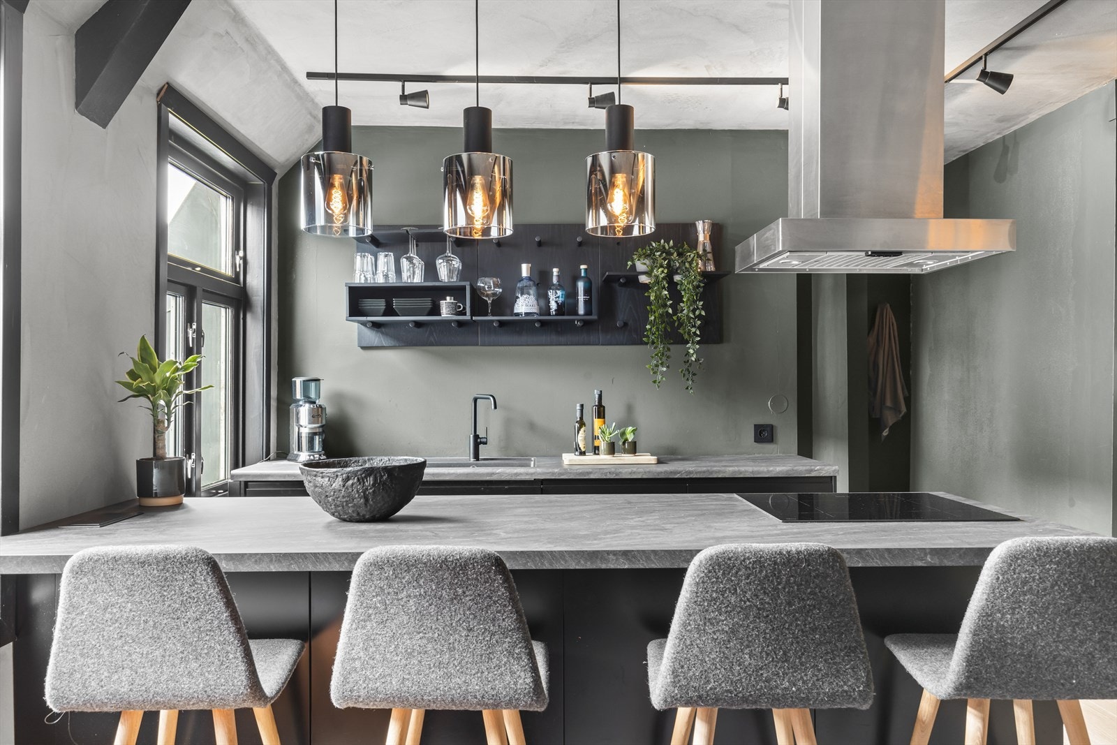 Rålekkert kjøkken fra 2021 med lekre detaljer og overflater Galleribilde