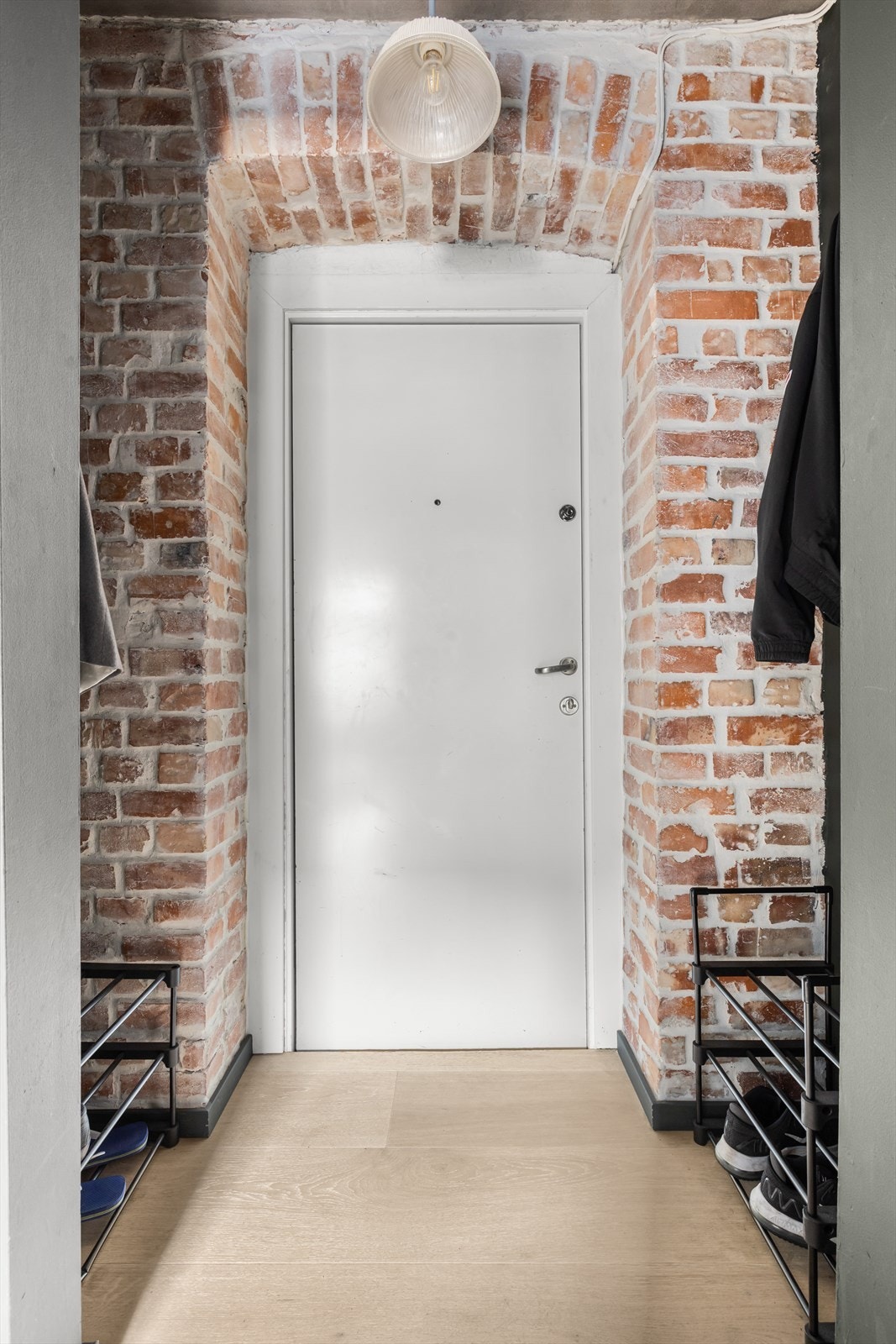 Leiligheten disponerer en loftsbod på ca. 5 m² og en kjellerbod på ca. 4 m². Galleribilde