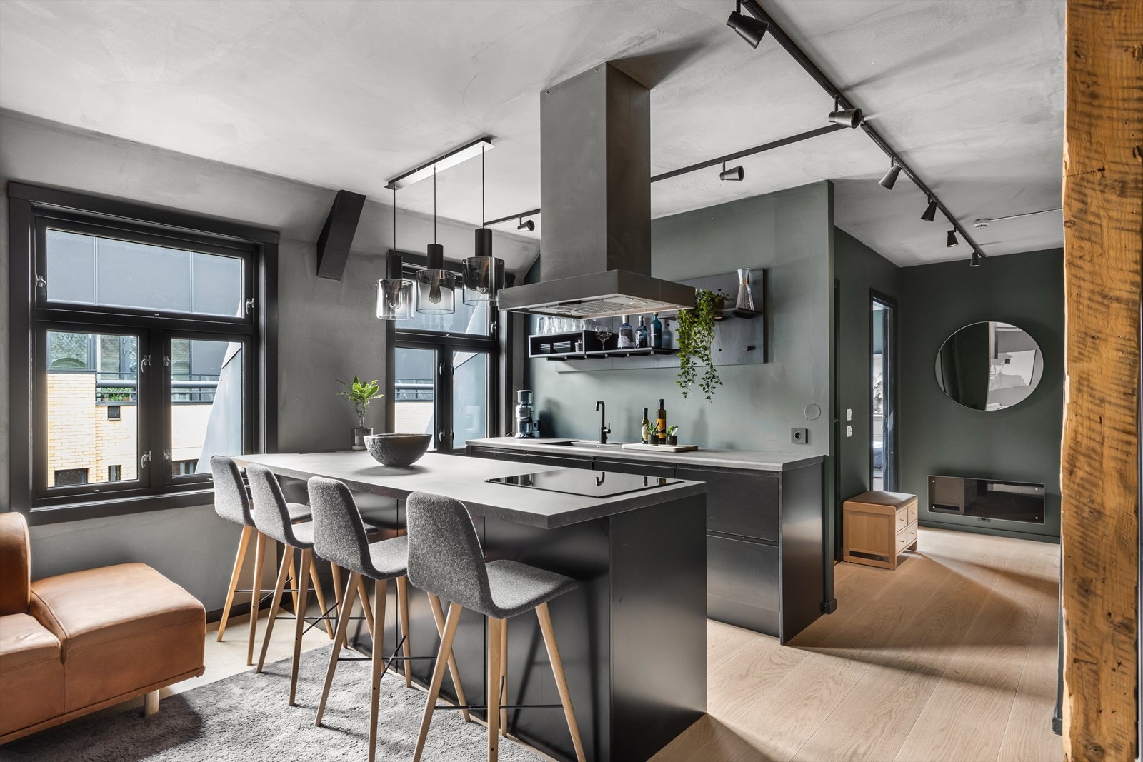 Kjøkkenet ligger i en åpen og sosial løsning mot stuen Galleribilde