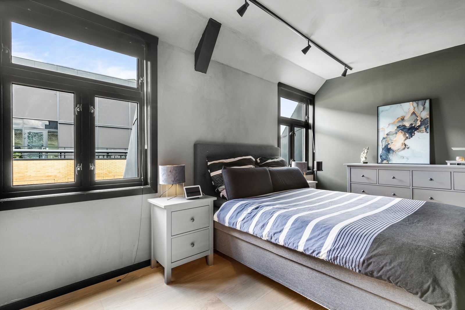 Romslig og flott hovedsoverom med god plass til dobbeltseng, nattbord og tilhørende møblement Galleribilde