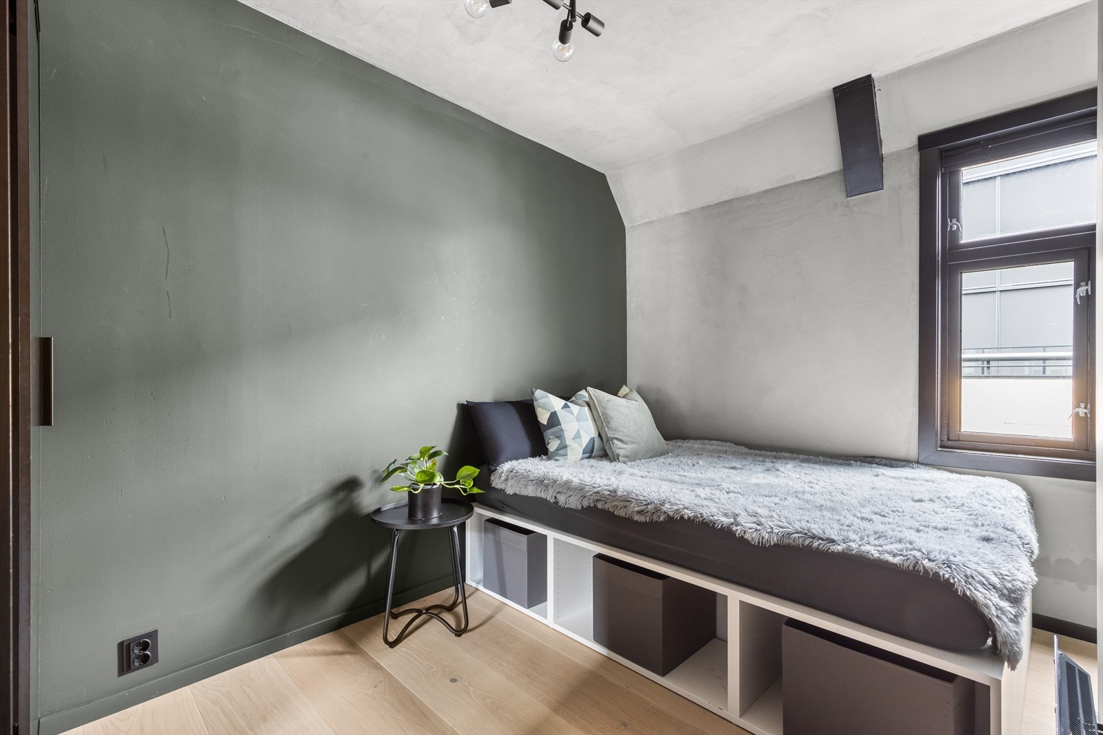 Det andre soverommet er også av god størrelse med plass til dobbeltseng og garderobeskap Galleribilde