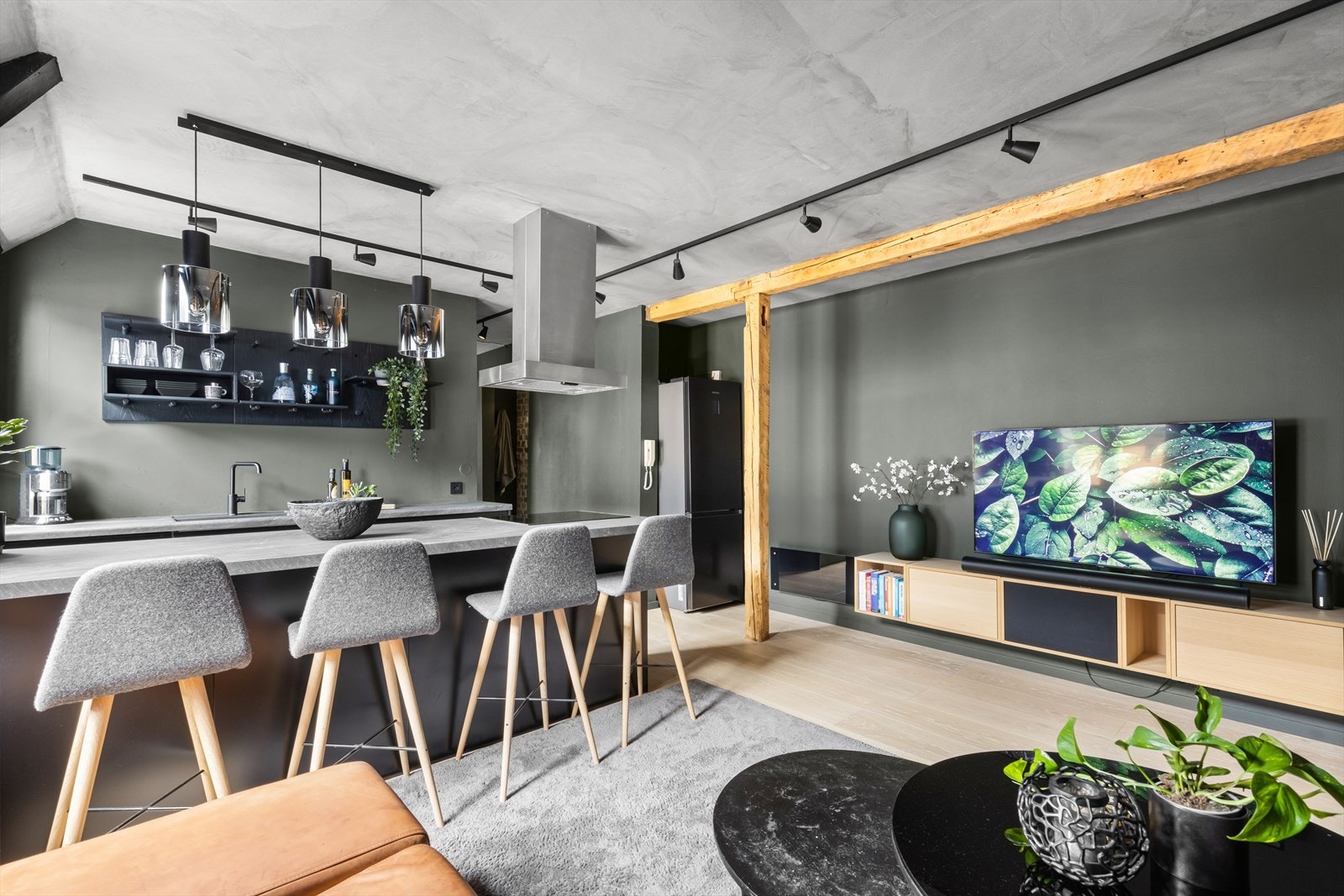 Hele leiligheten ble i 2021 oppgradert med nye gulv, malte overflater og nytt kjøkken Galleribilde