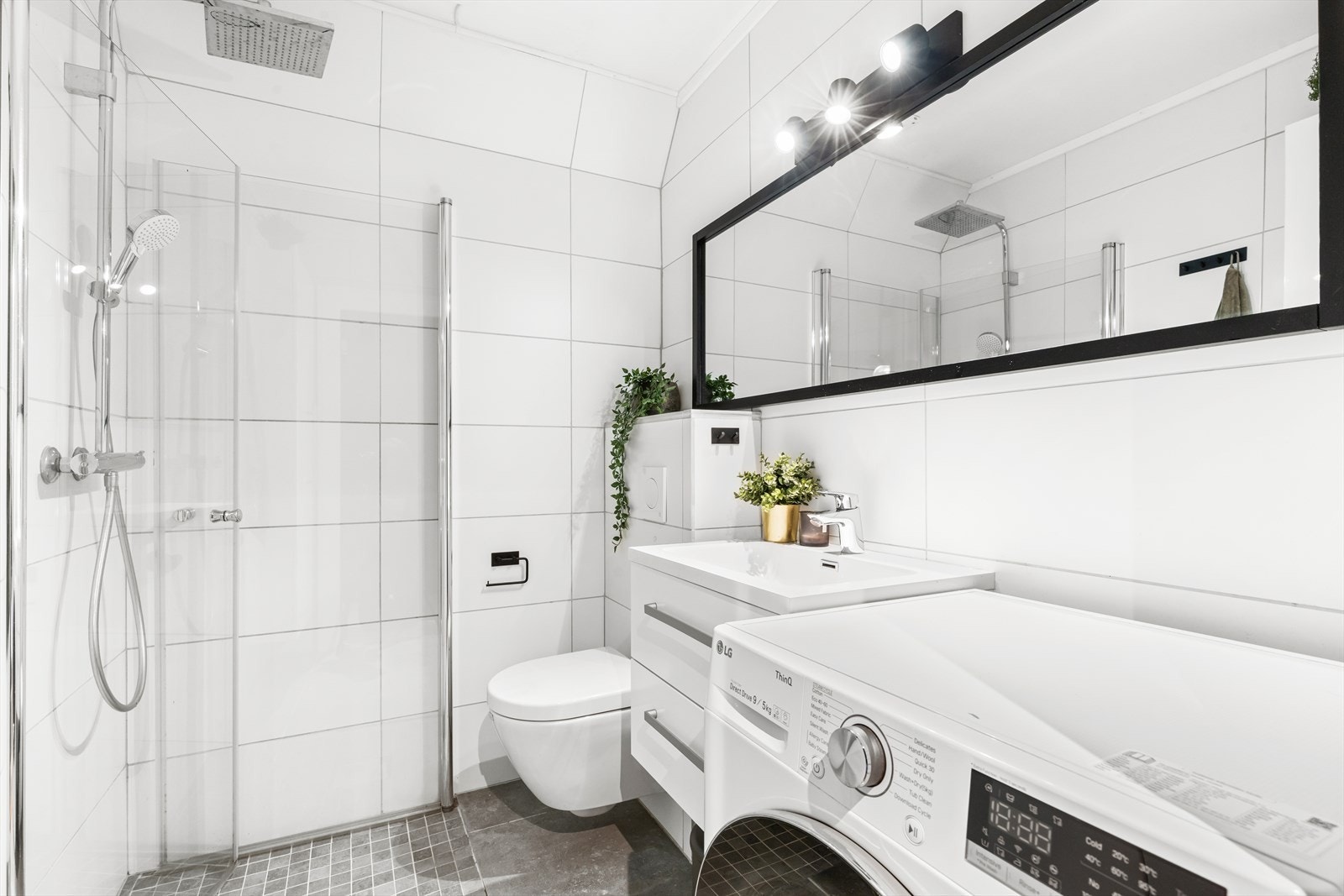 Pent flislagt bad fra 2007 med gulvvarme og opplegg for vaskemaskin Galleribilde