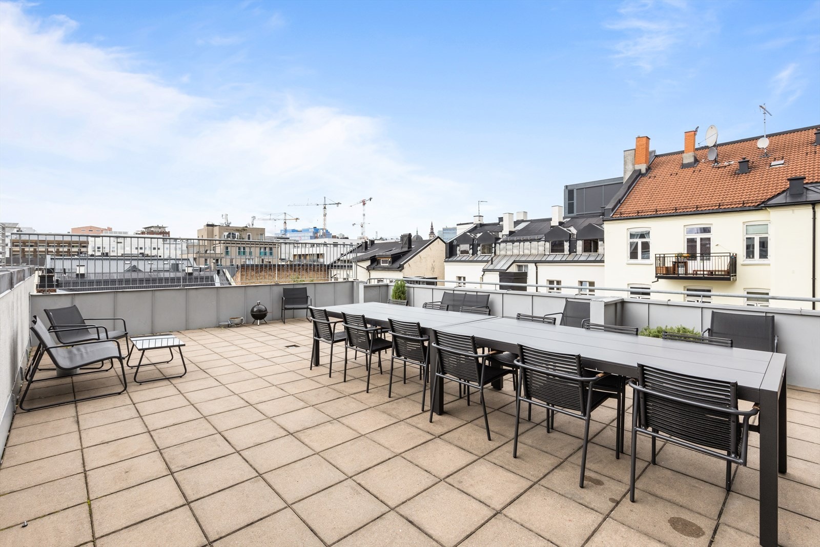 Felles takterrasse med flere sittegrupper Galleribilde
