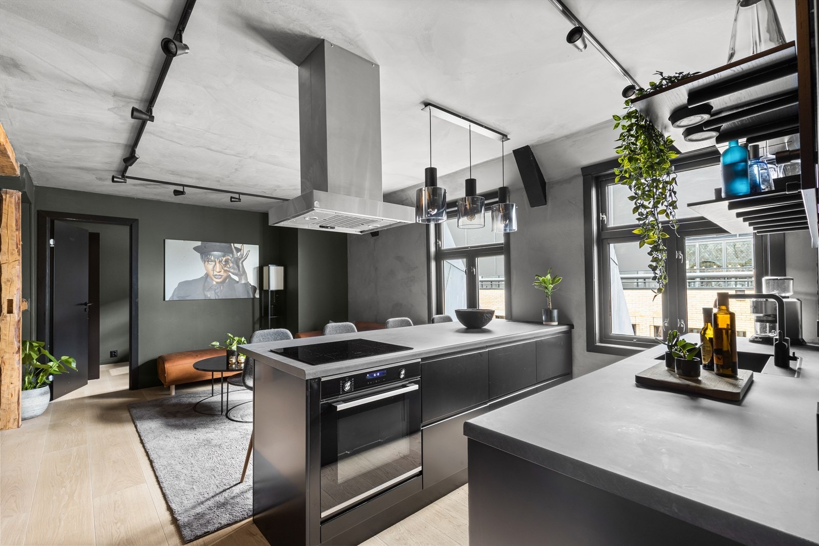 Hele leiligheten er malt i smakfulle farger, hvilket gjør det enkelt å innrede etter eget ønske. Galleribilde