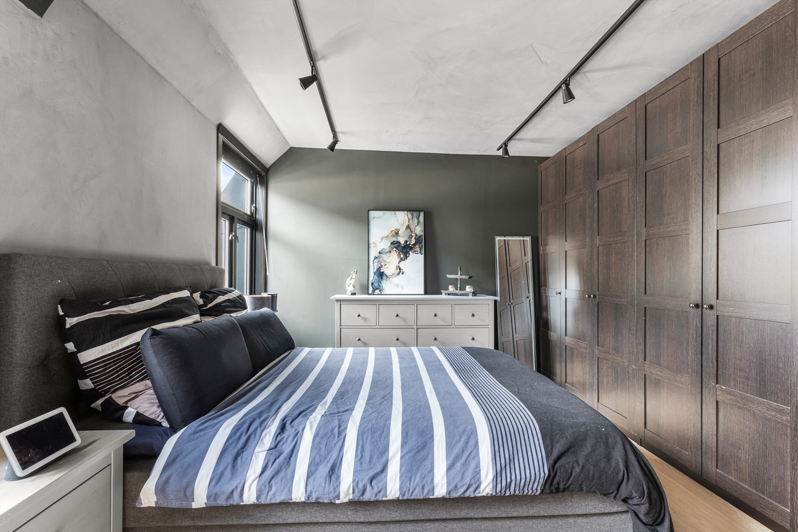 Medfølgende garderobeskap gir godt med oppbevaringsplass Galleribilde