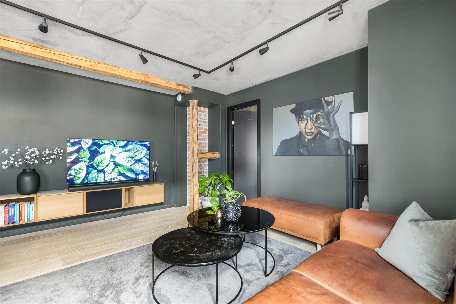 Delikat stue med god plass til sofa og tv-møbler Galleribilde