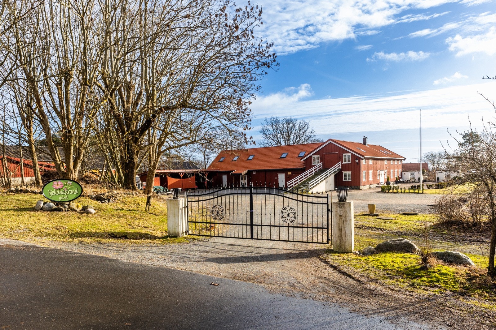 Kort avstand fra hyttefeltet finner man Bjellandstrand gård Galleribilde