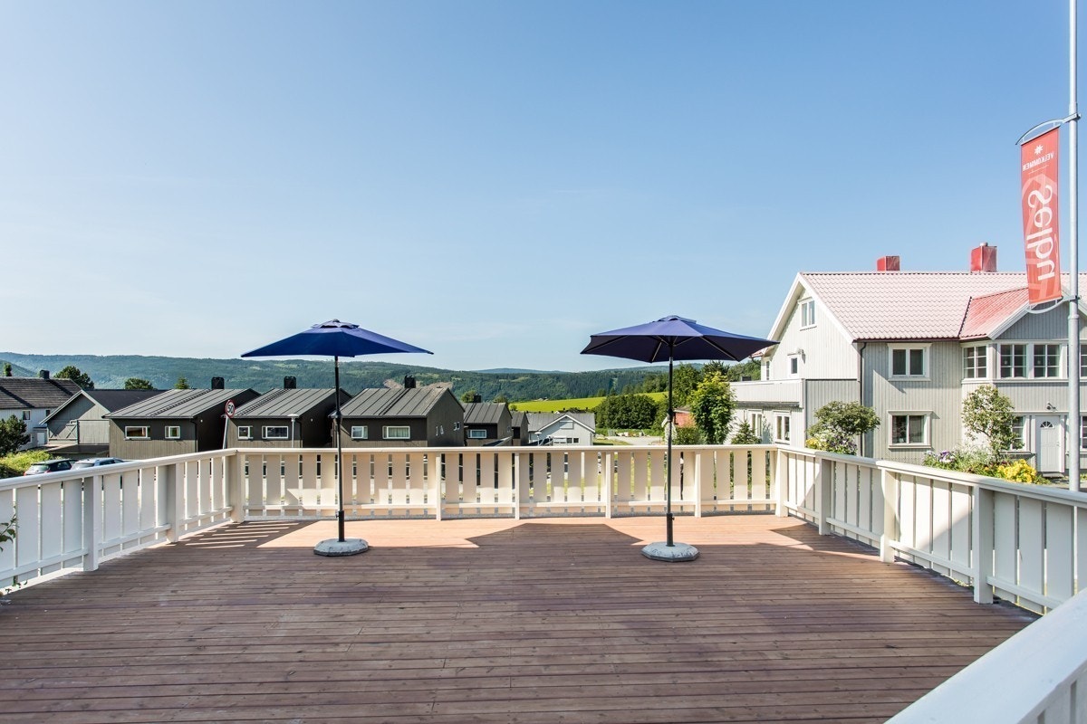 Flott uteområde med ny veranda Galleribilde