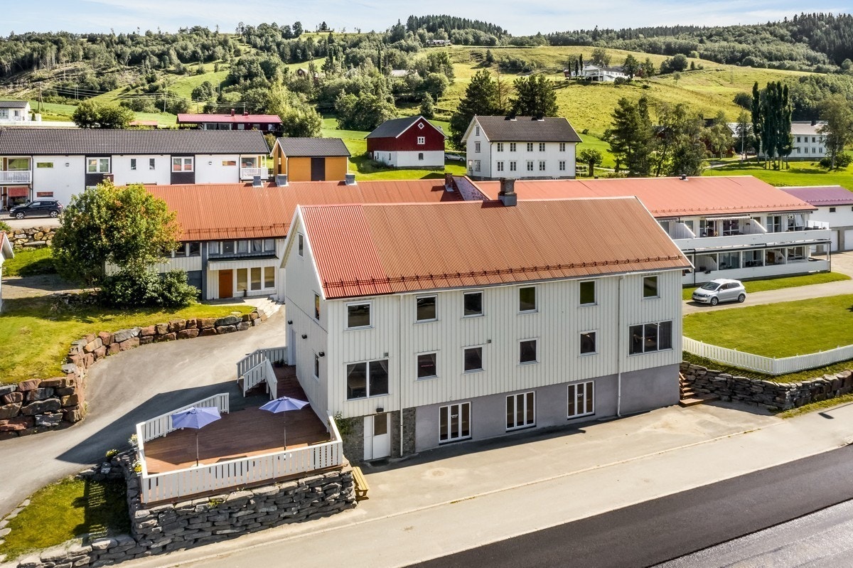 Her ligger bygget veldig fint til med god synlighet fra veien både nordover og sørover på Selbuvegen (fv 705) Galleribilde