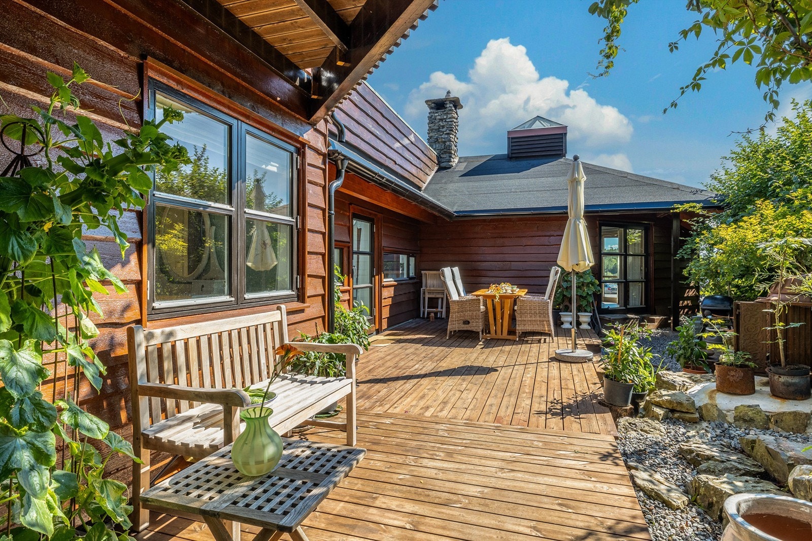 Du kan flytte deg rundt med sola, eller skyggen om du vil. Det er alltid et fint sted å sitte. Galleribilde