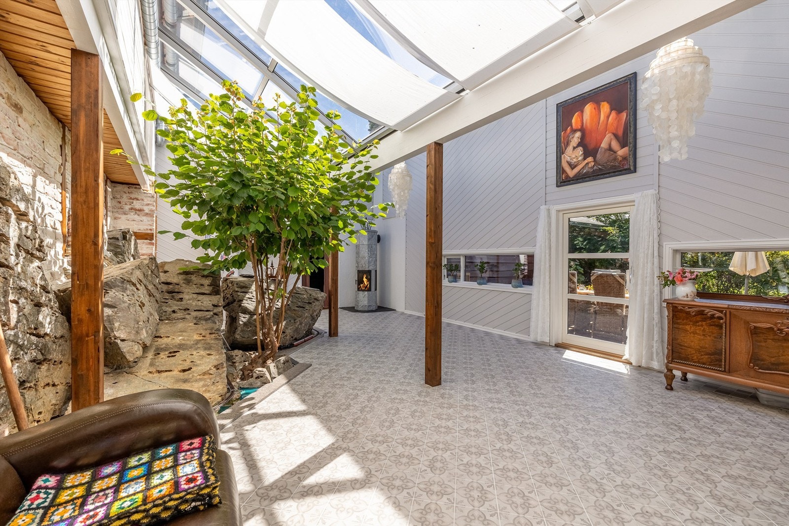 Et deilig rom å være i både sommer og vinter. Utgang til den fine og lune spiseplassen med utepeis. Galleribilde