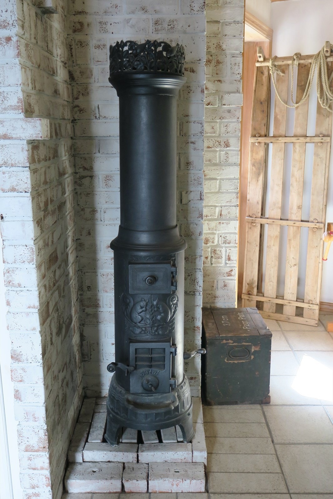 Det er flere flotte vedovner i huset. Blant annet denne gamle ovnen fra Jøtul som står ved trappa opp til 2. etasje. Galleribilde