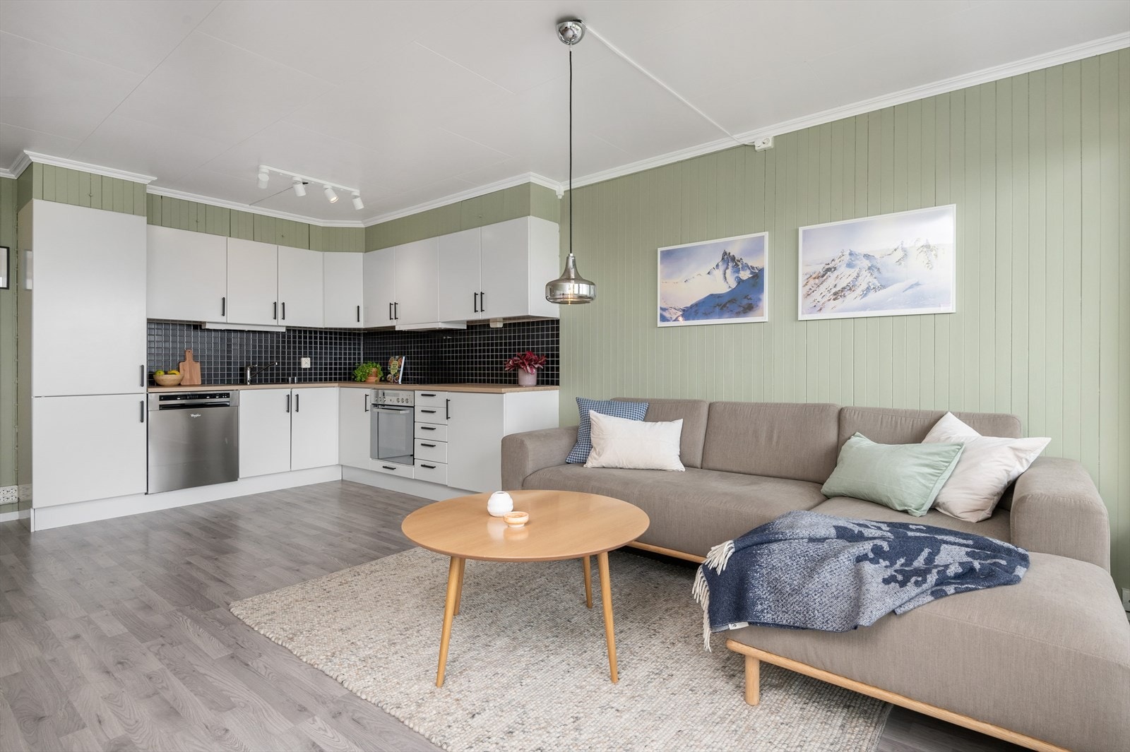 Kjøkkenet er av svært god størrelse, og gir rikelig med skap og benkeplass. Galleribilde