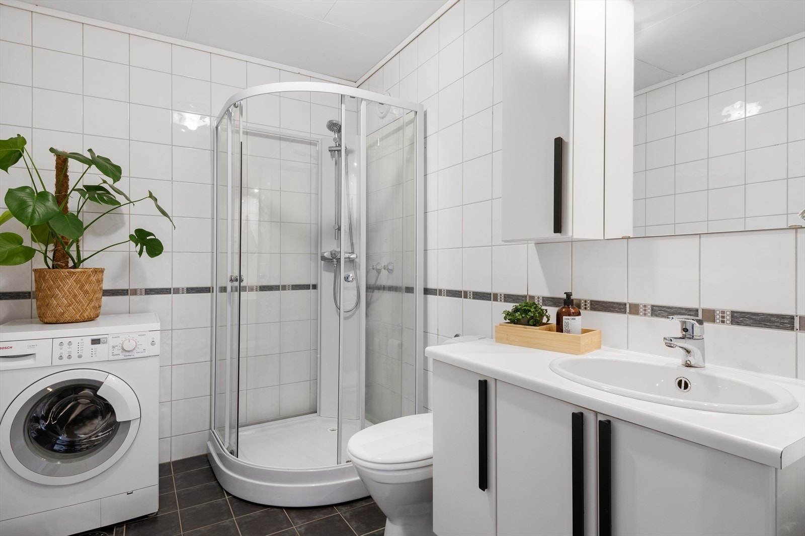 Badet er av god størrelse og rommer 5m². Her får du kvaliteter som opplegg for vaskemaskin, gulvvarme og dusjkabinett som skåner baderomsgulvet. Galleribilde