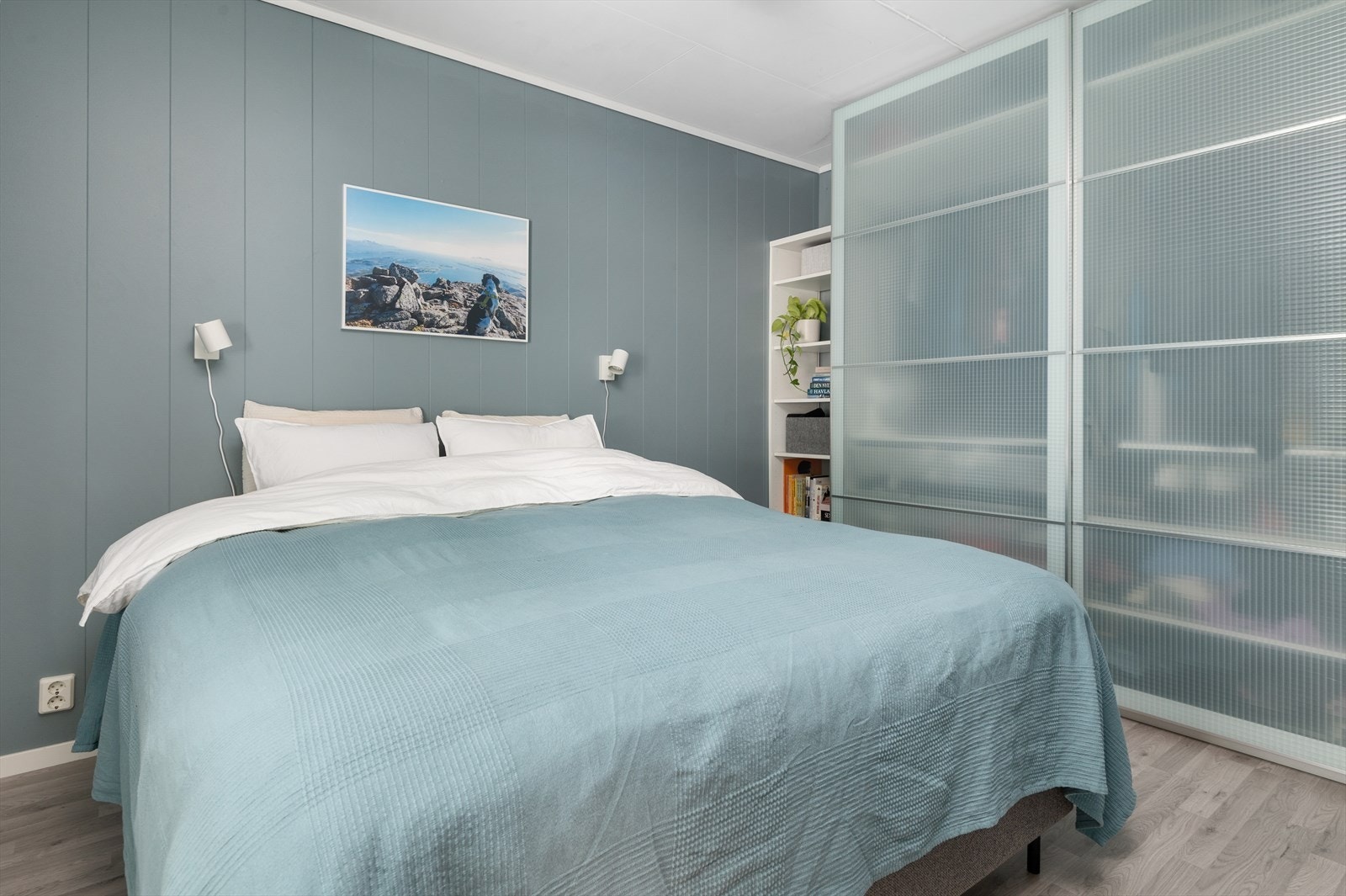 Soverommet strekker seg over 10m², og gir dermed gode møbleringsmuligheter. Det er etablert en praktisk skyvedørsgarderobe som medfølger handelen. Galleribilde