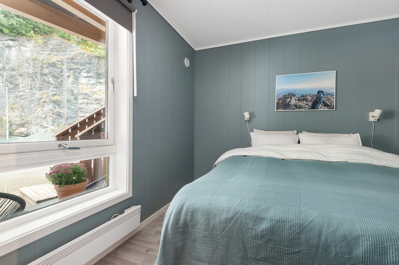 Soverommet ligger vendt mot rolig bakgård, uten gjenboere. Galleribilde