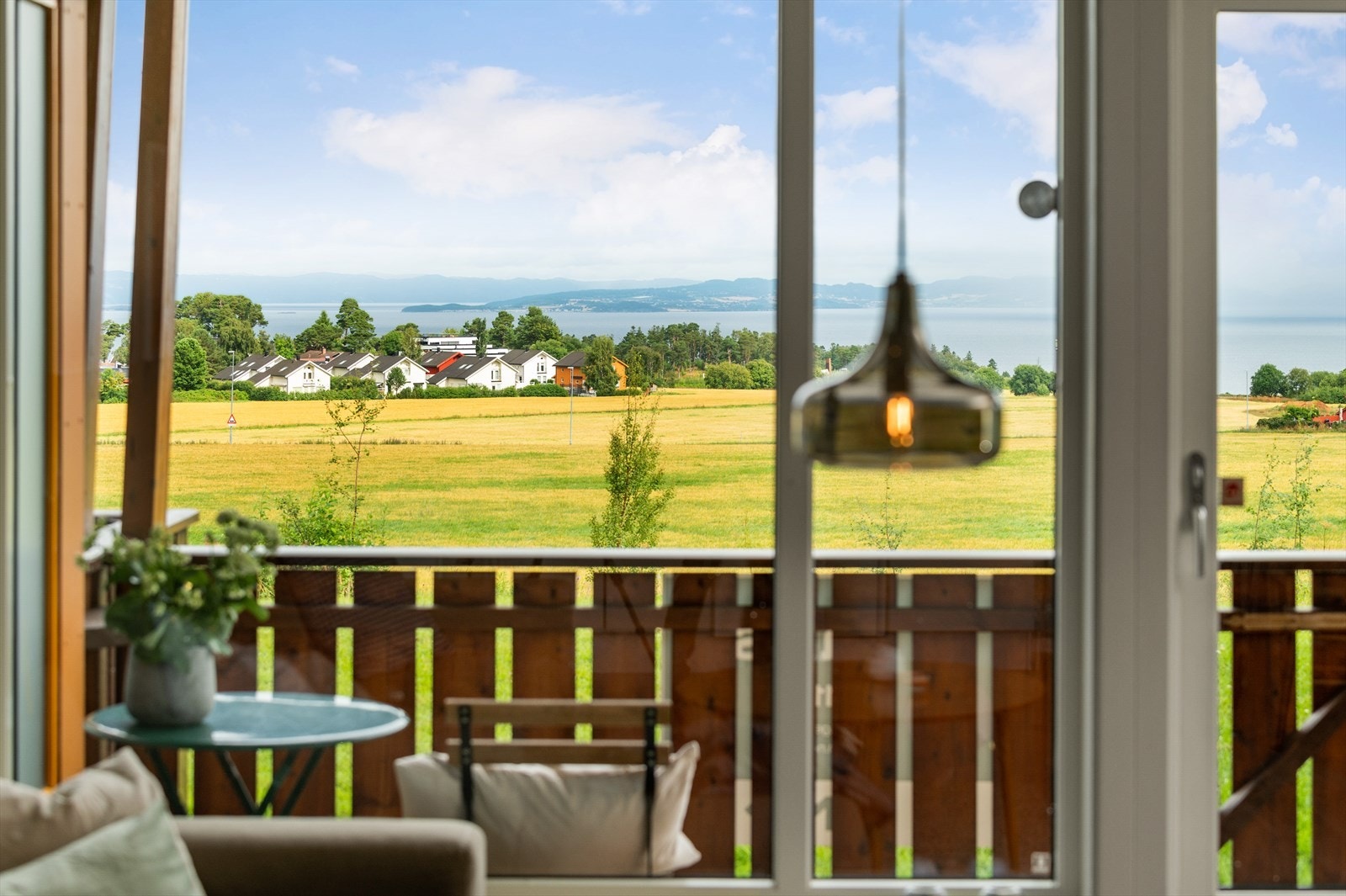 Leiligheten har en flott beliggenhet med panoramautsikt over Trondheimsfjorden. Her bor du med umiddelbar nærhet til marka, samtidig som det kun er 10 minutters kjøring til sentrum. Galleribilde