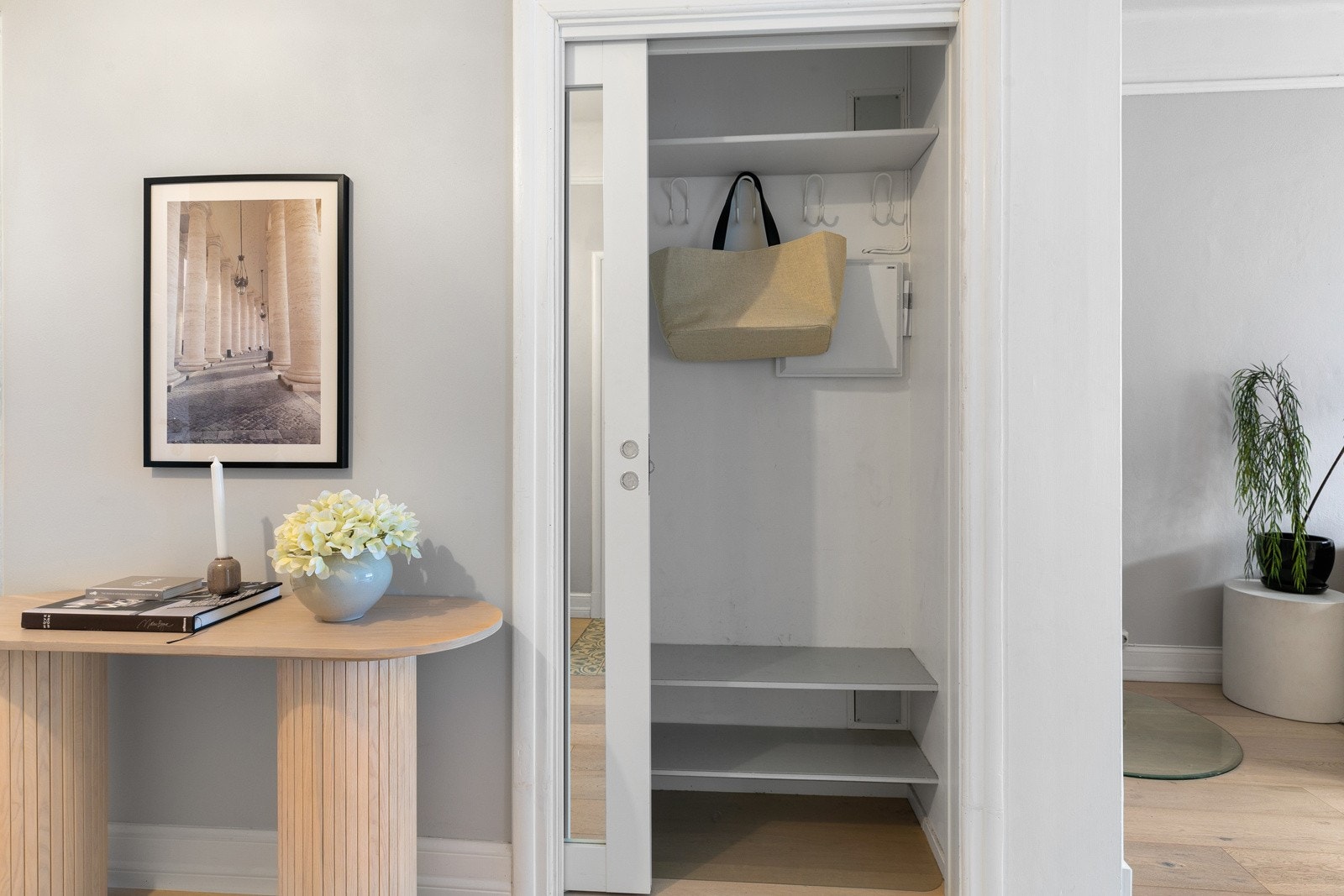 Garderobe i entré Galleribilde