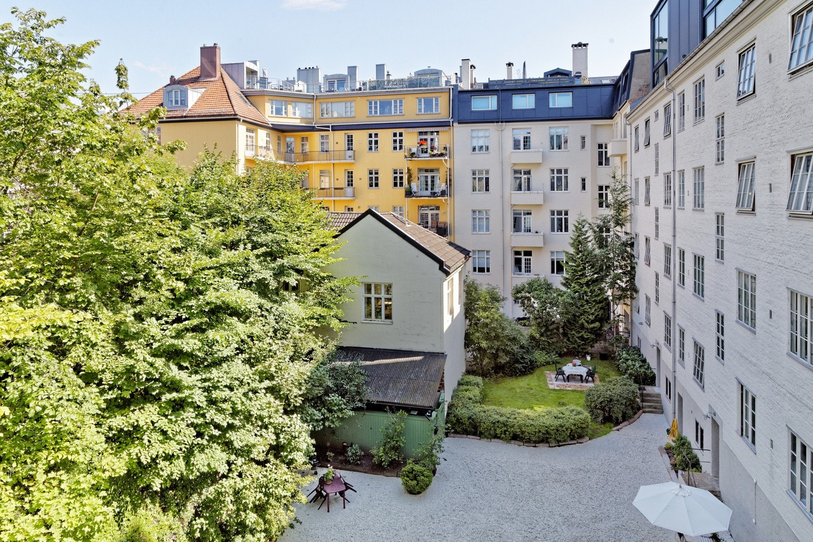 Utsyn over bakgården fra kjøkkenet Galleribilde