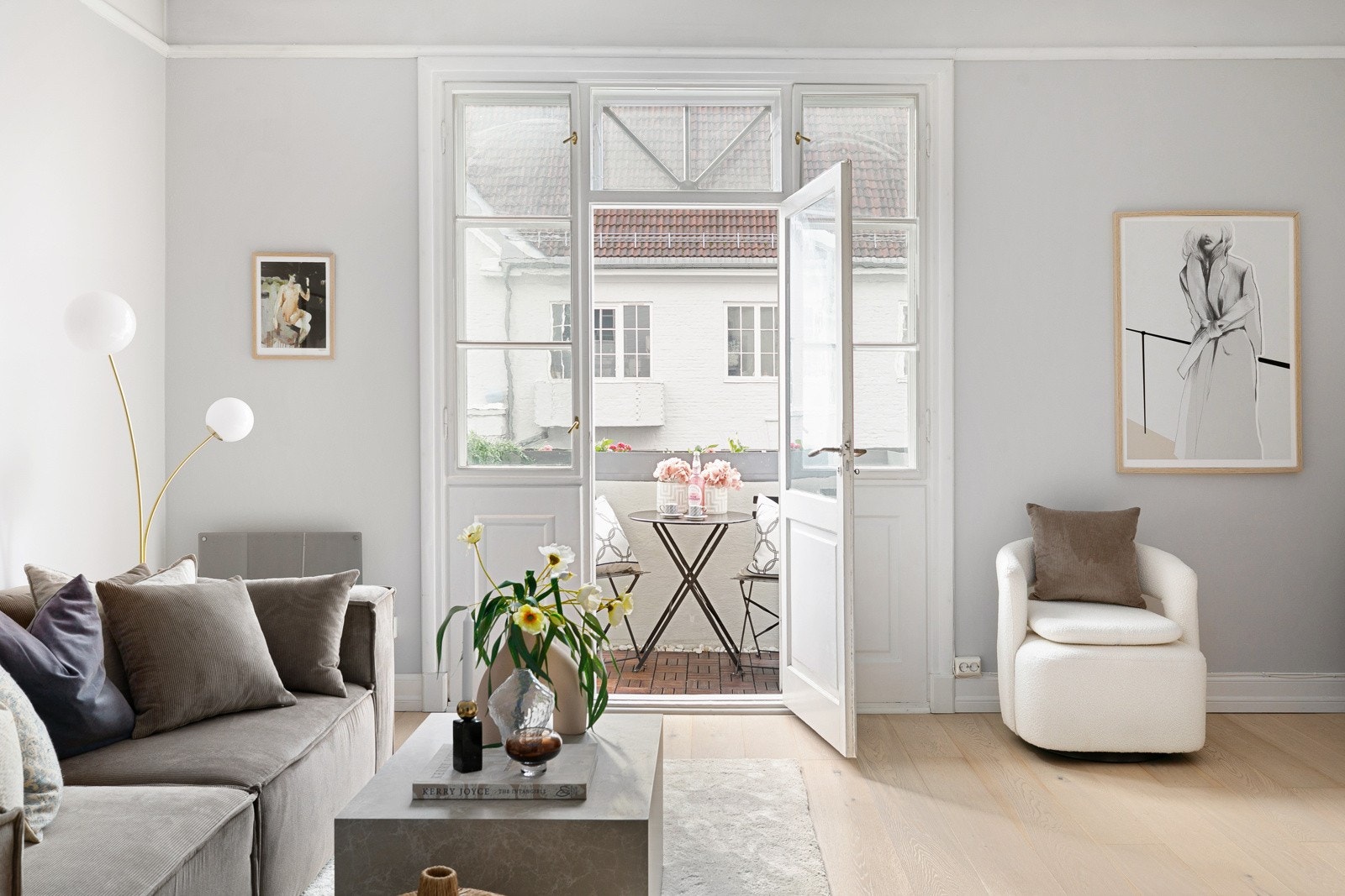 Stuen har moderne utforming Galleribilde