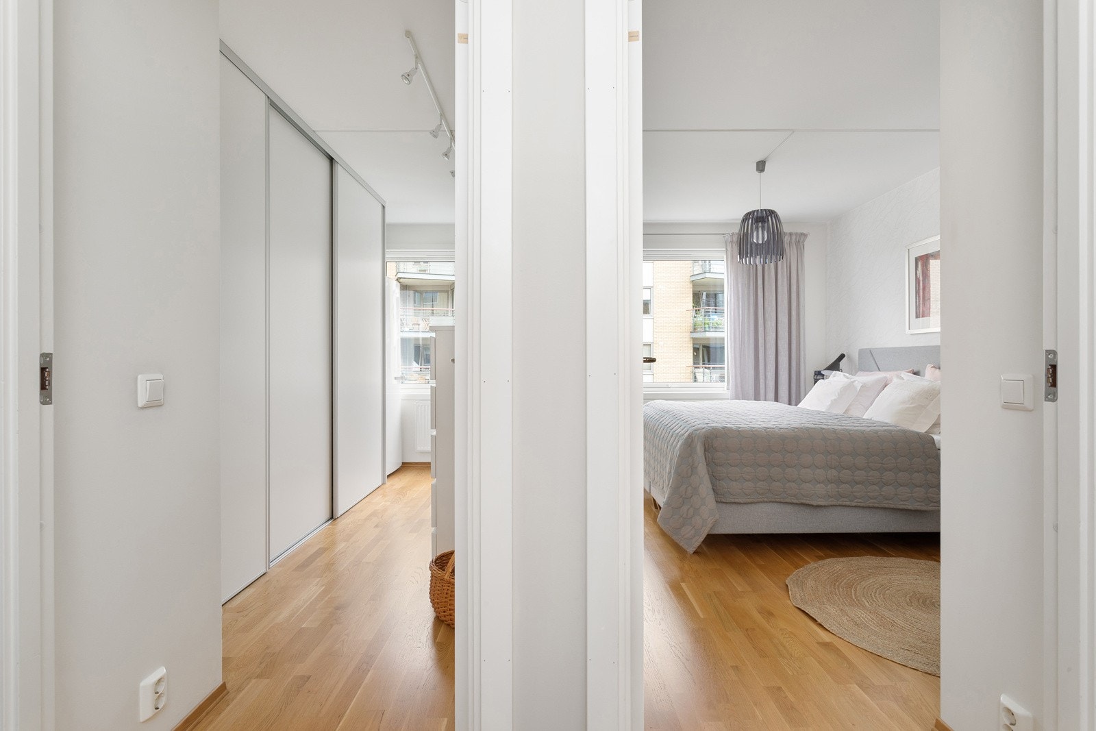 Det minste soverommet ligger vegg-i-vegg med hovedsoverommet og er i dag benyttet som et omkledningsrom. Galleribilde