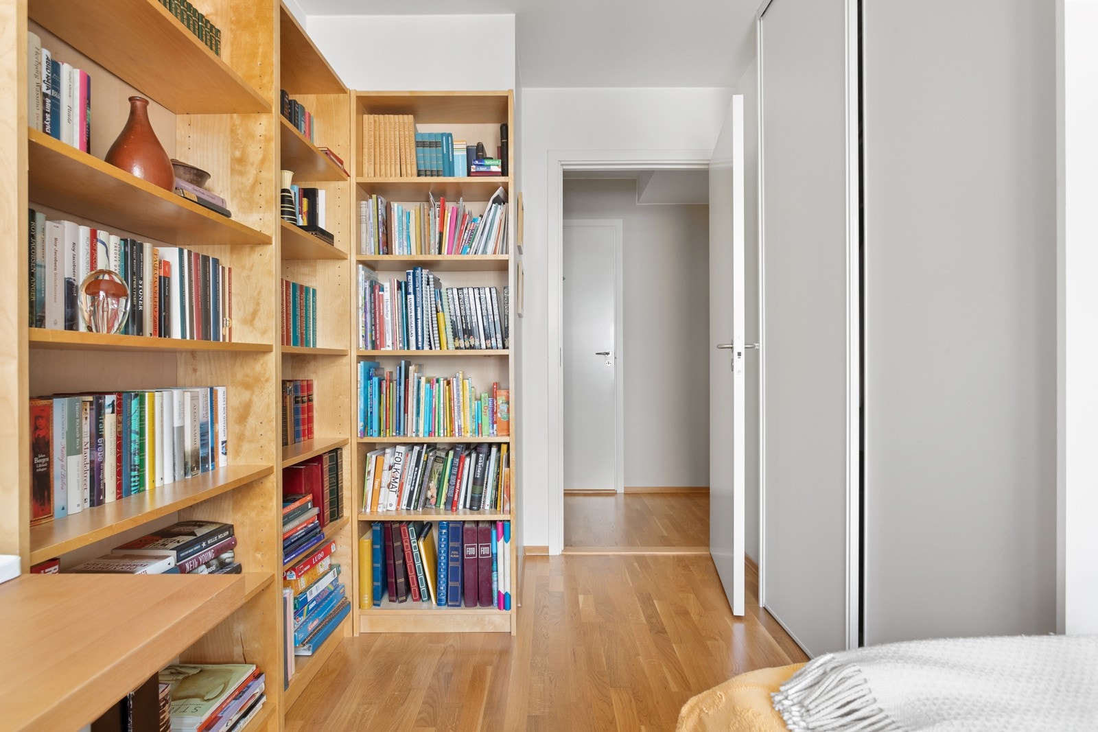 På soverommet har du plass til seng, kontorpult og god oppbevaringsplass i plassbygget skyvedørsgarderobe. Galleribilde